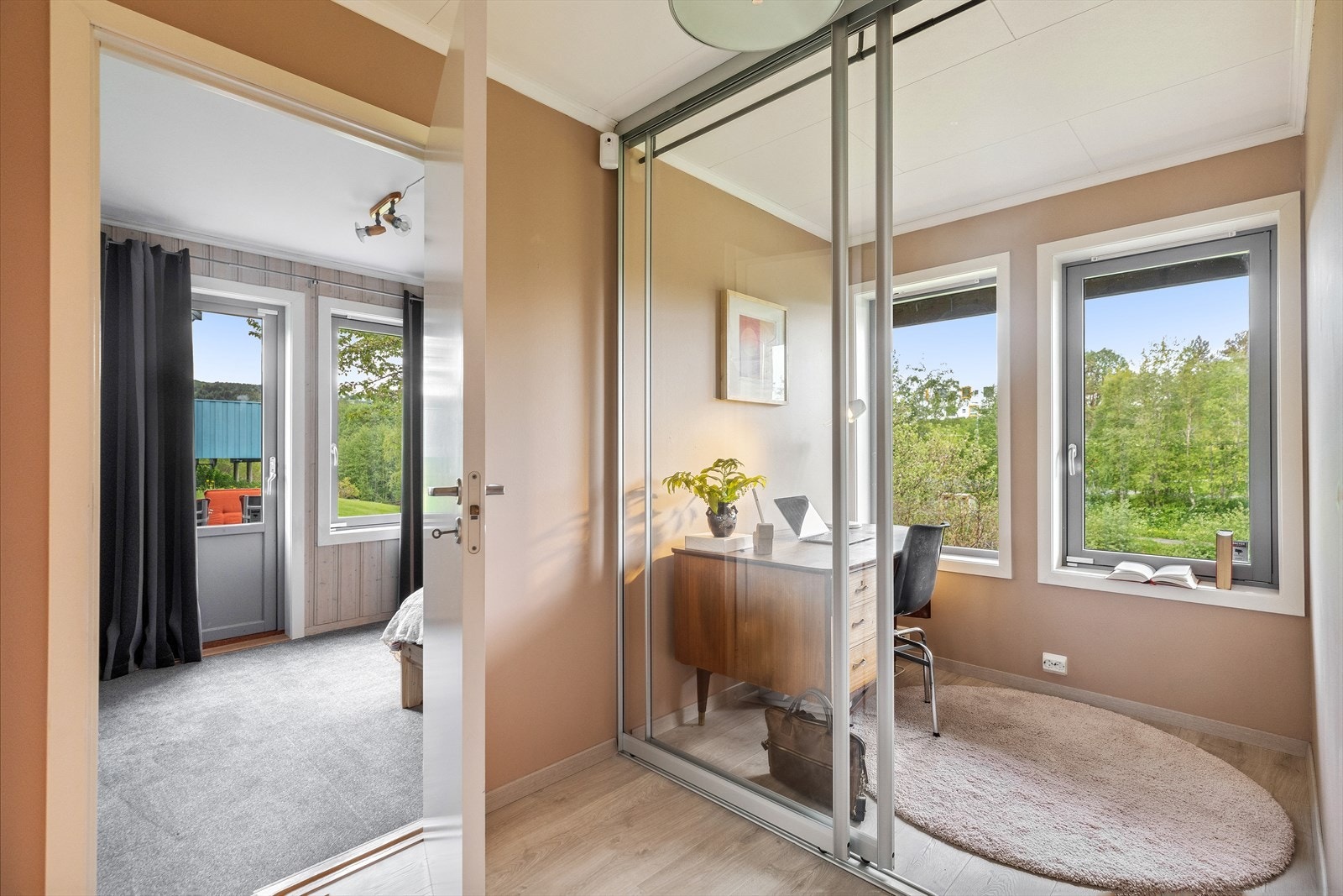 I samme etasje har du en praktisk gang på 14,5 m² som i dag er delvis innredet som kontorløsning, med praktisk skyvedør i glass. Galleribilde