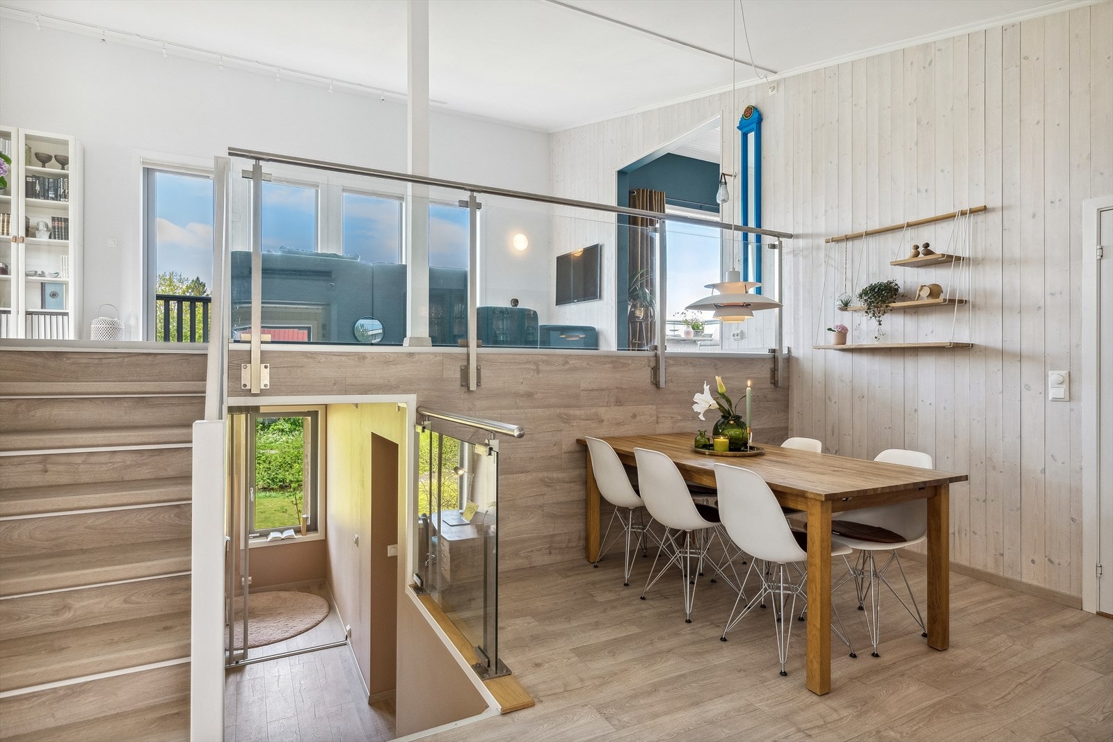 Ned fra stuen kommer du til tredje halvplan, med stor kjøkkenløsning på 23 m². Galleribilde