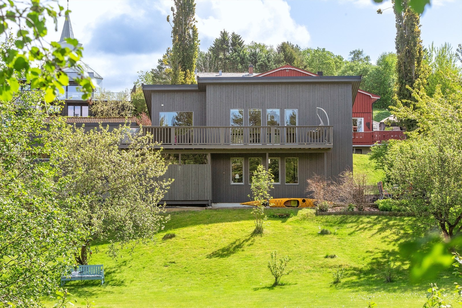 Eiendommen er innholdsrik og gjennomgående moderne, med påbygg fra 2010 og tomt på 1.045 m², som grenser til elva Vigda i Buvika. Galleribilde