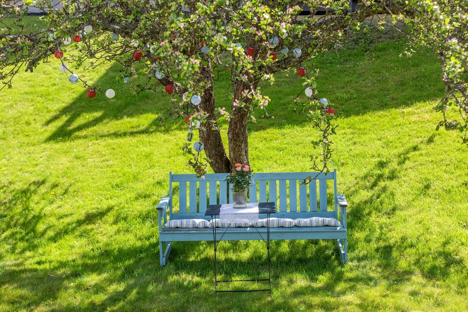 Rundt omkring på tomten er det god plass til flere hyggelige og skjermede sittegrupper. Galleribilde