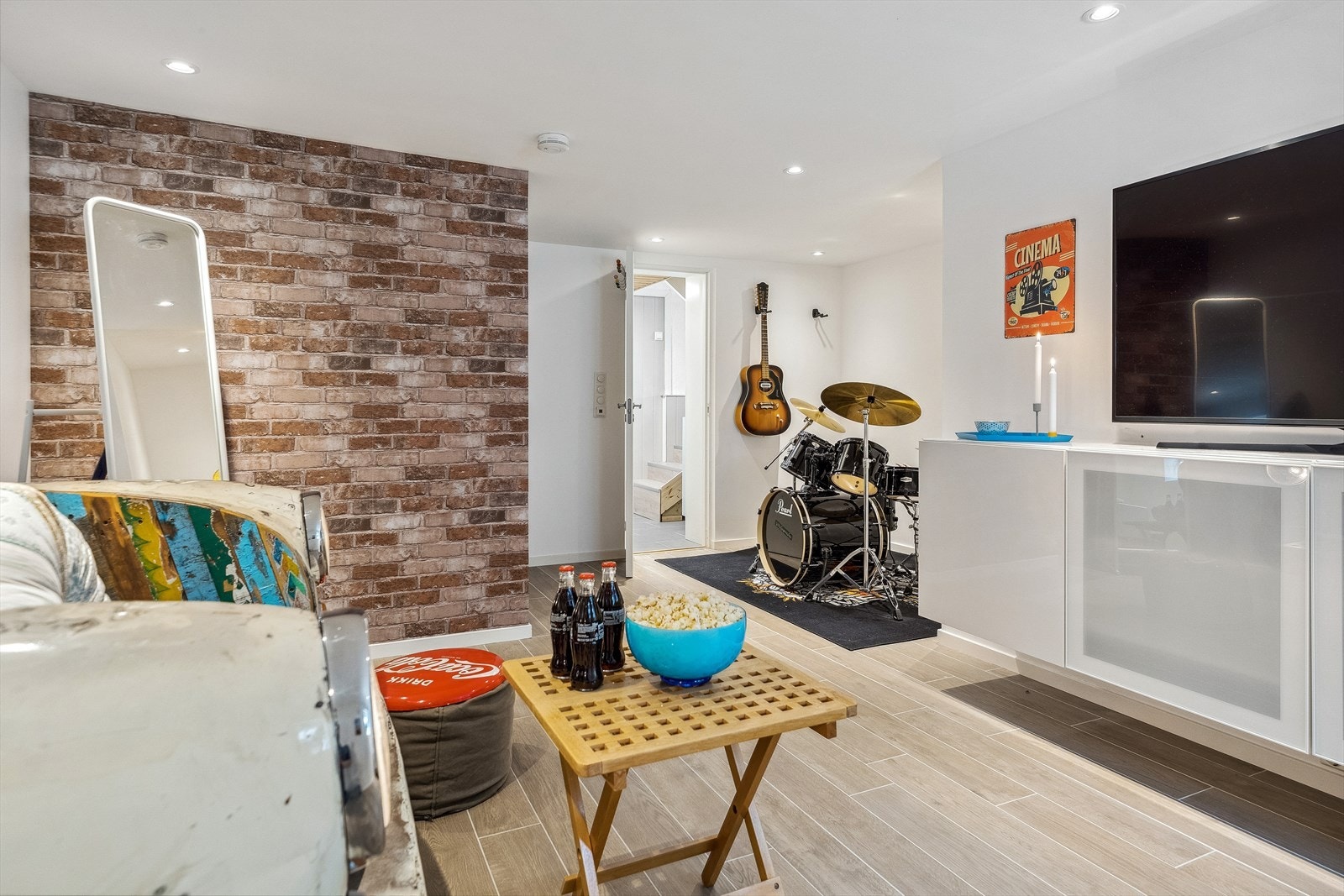 Dette er et nyttig rom som gir mange bruksmuligheter. Sofabil med lys medfølger handelen. Galleribilde