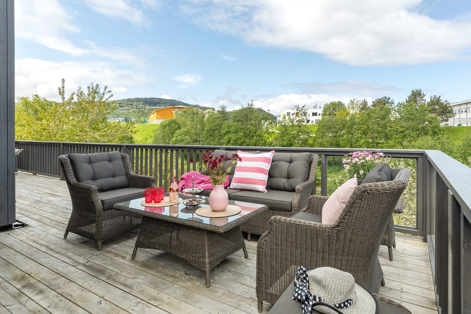 Fra stuen er det direkte utgang til en solrik veranda på hele 27 m². Galleribilde