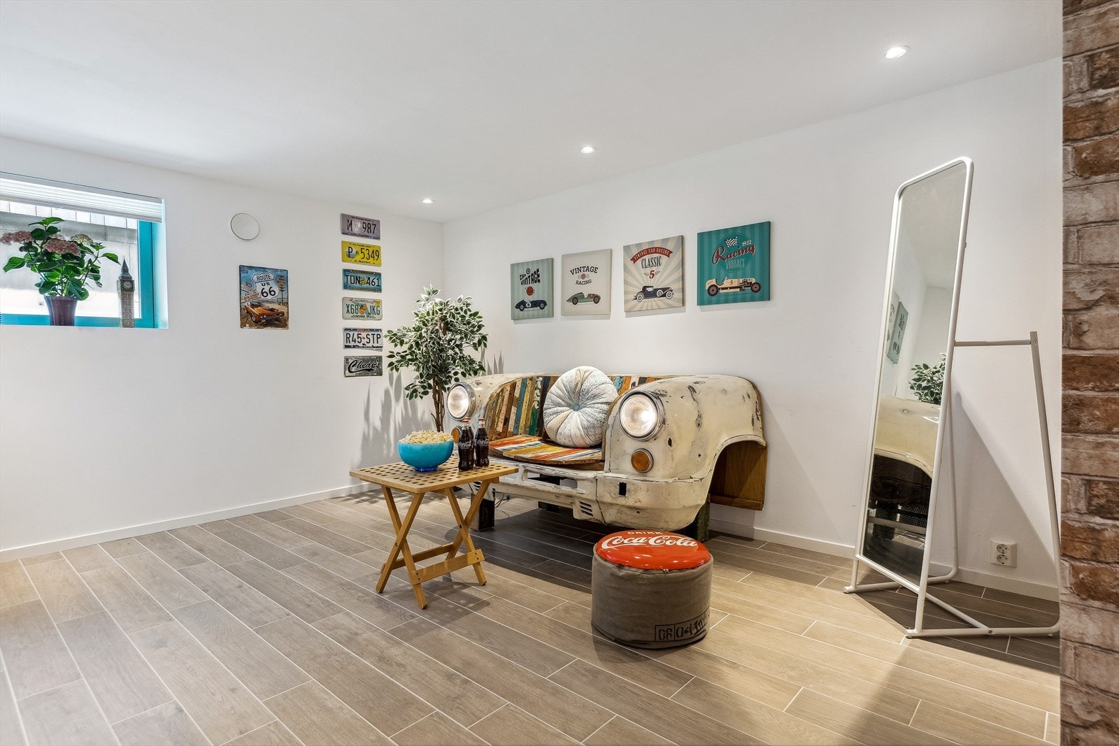 I første plan er det etablert kjellerstue på 19,5 m², med tilhørende teknisk bod på 2,5 m². Det ble støpt nye gulv med varmekabler i kjellerstuen, gang og bod i 2013. Galleribilde