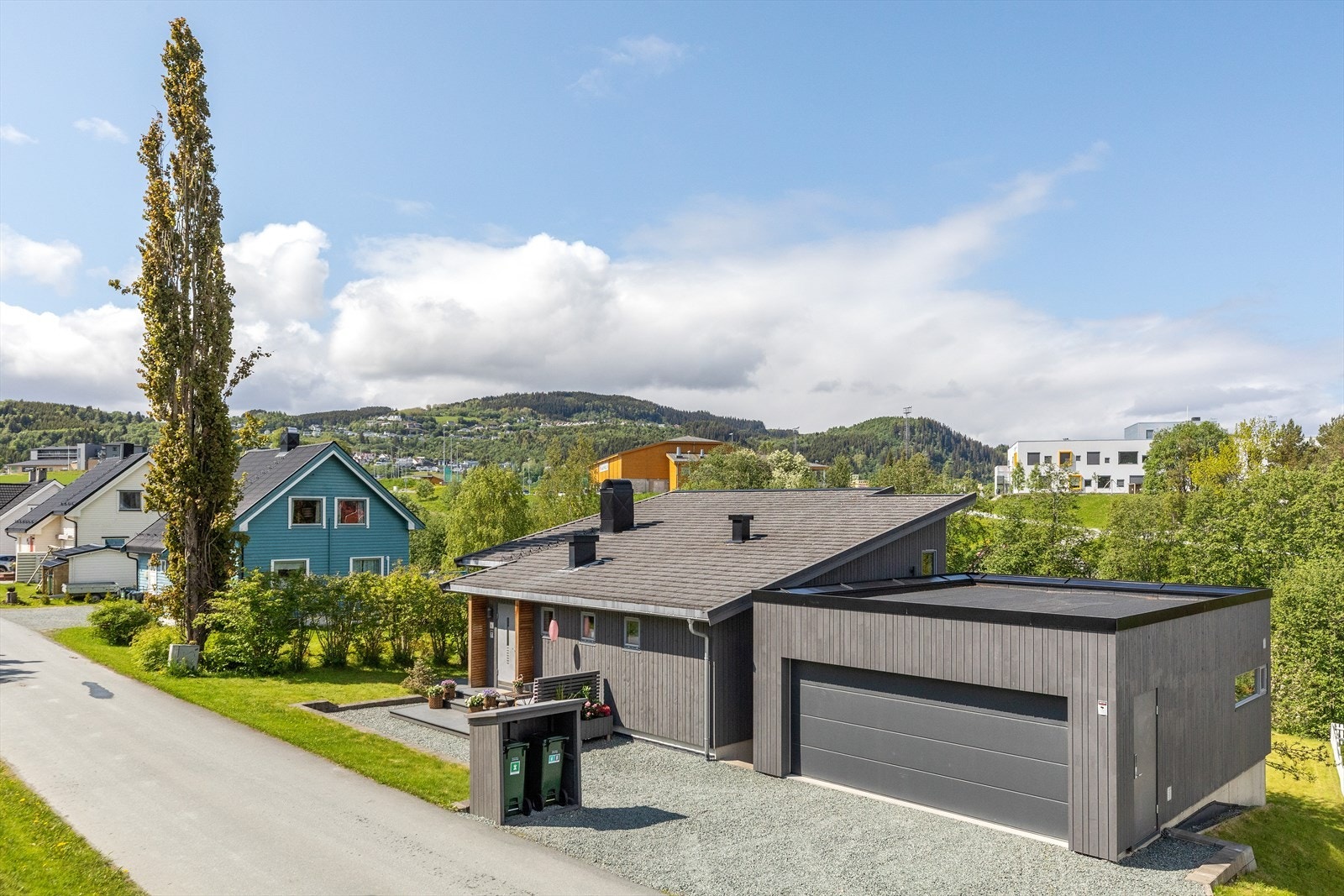 Dobbelgarasjen fra 2015 er på 43 m² og har god plass til parkering og oppbevaring. Tak, bordkledning og vinduer skiftet ble skiftet i forbindelse med tilbygg i 2010. Utført av Dafro AS. Galleribilde