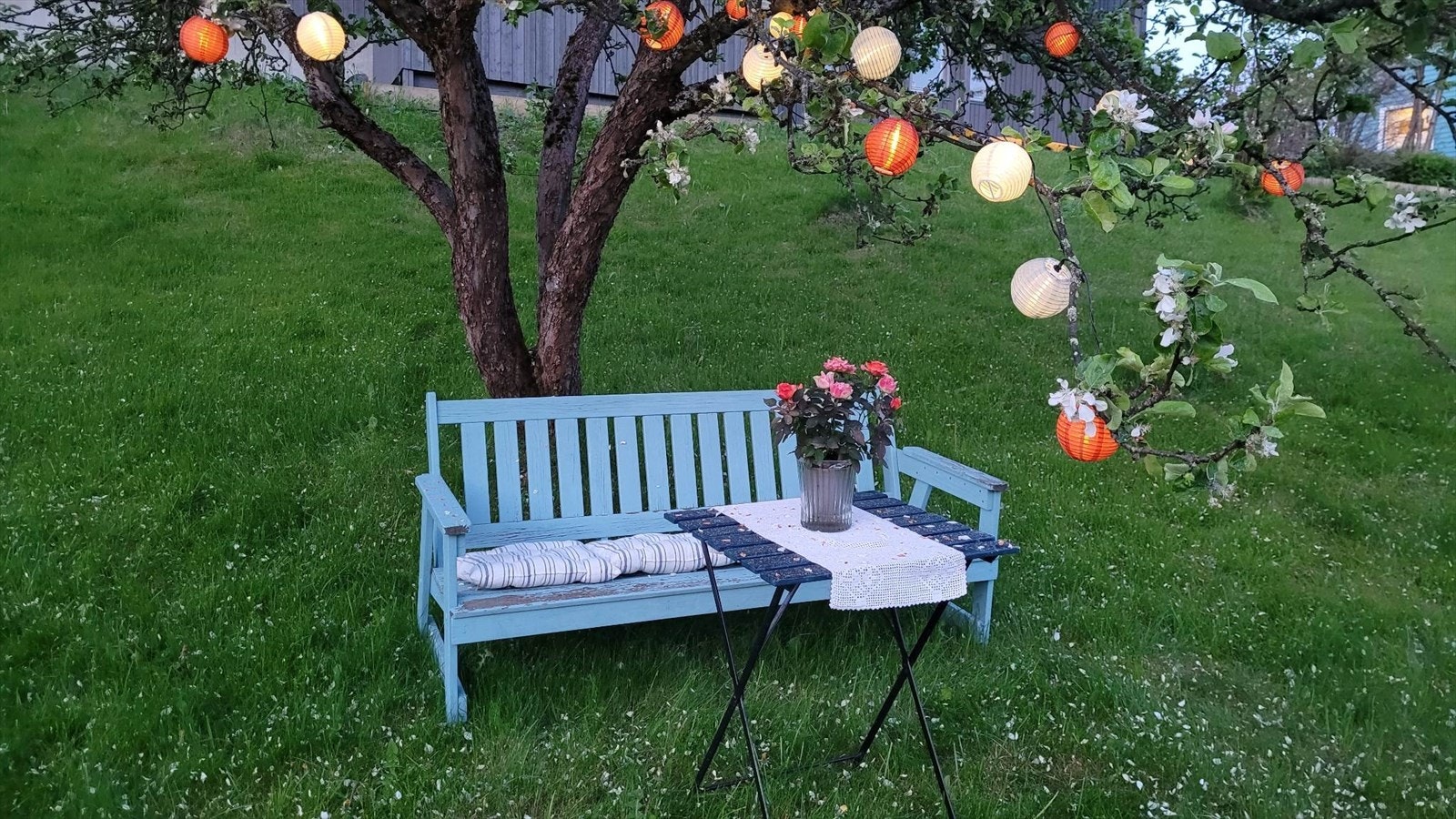 Selgers private bilde. Nyt sene sommerkvelder ned mot elva Vigda. Galleribilde