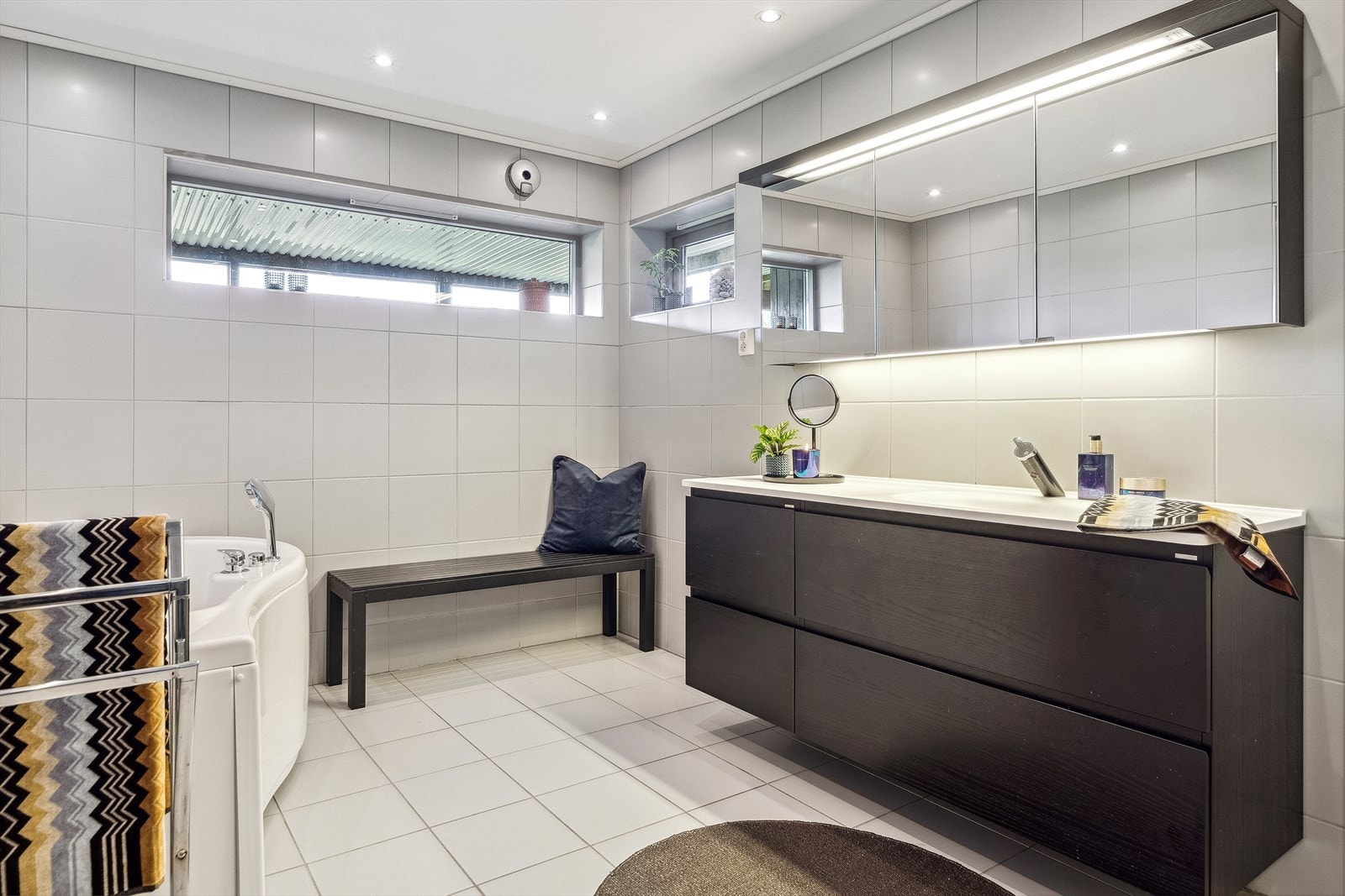 Flott, flislagt bad på hele 10,5 m², etablert i 2010. Utført av Dafro AS. Galleribilde