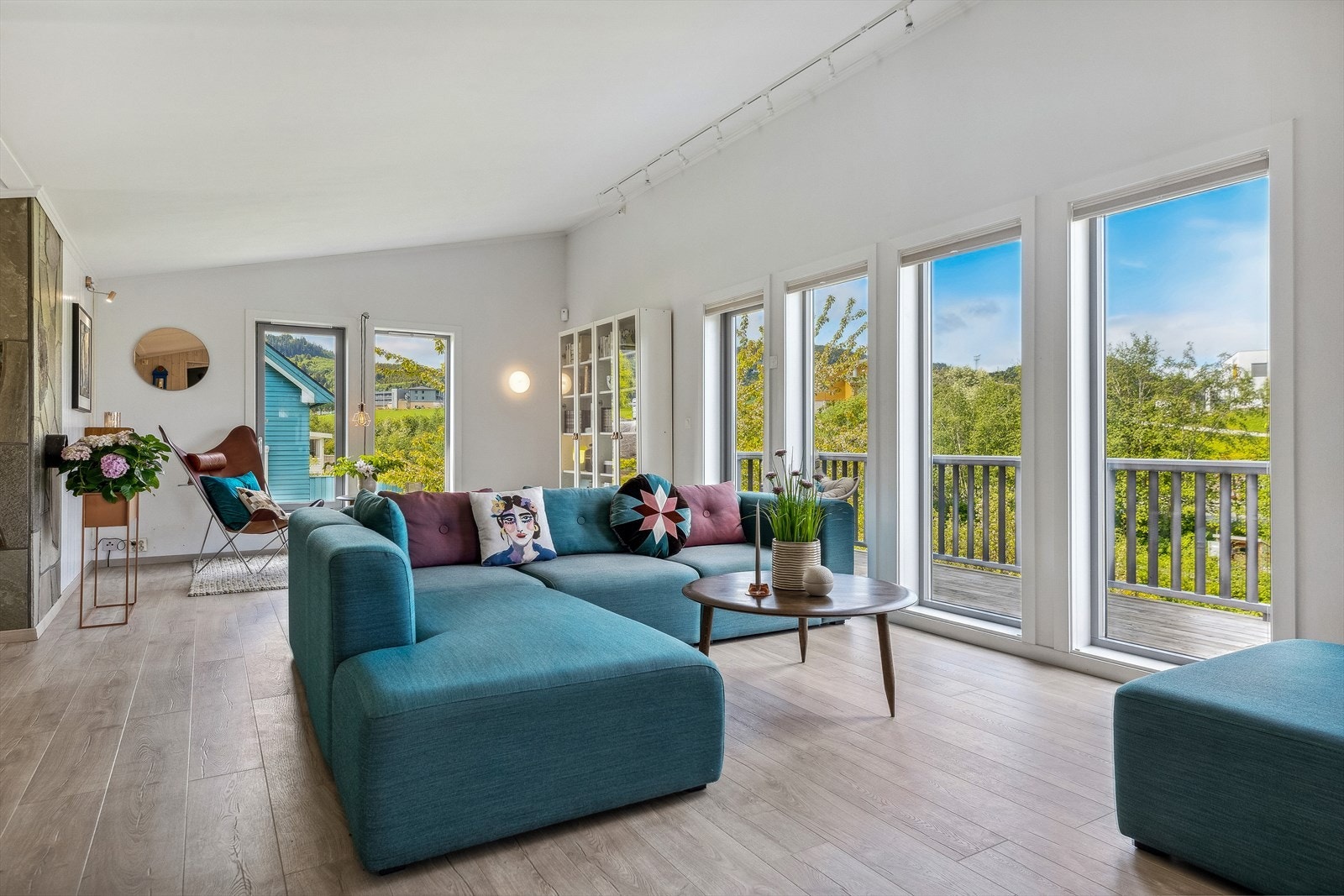 Boligen går over totalt fire halvplan, fordelt på 168 m². I fjerde plan finner du tilbygget, hvor du har en romslig og lys stueløsning på hele 40 m². Galleribilde