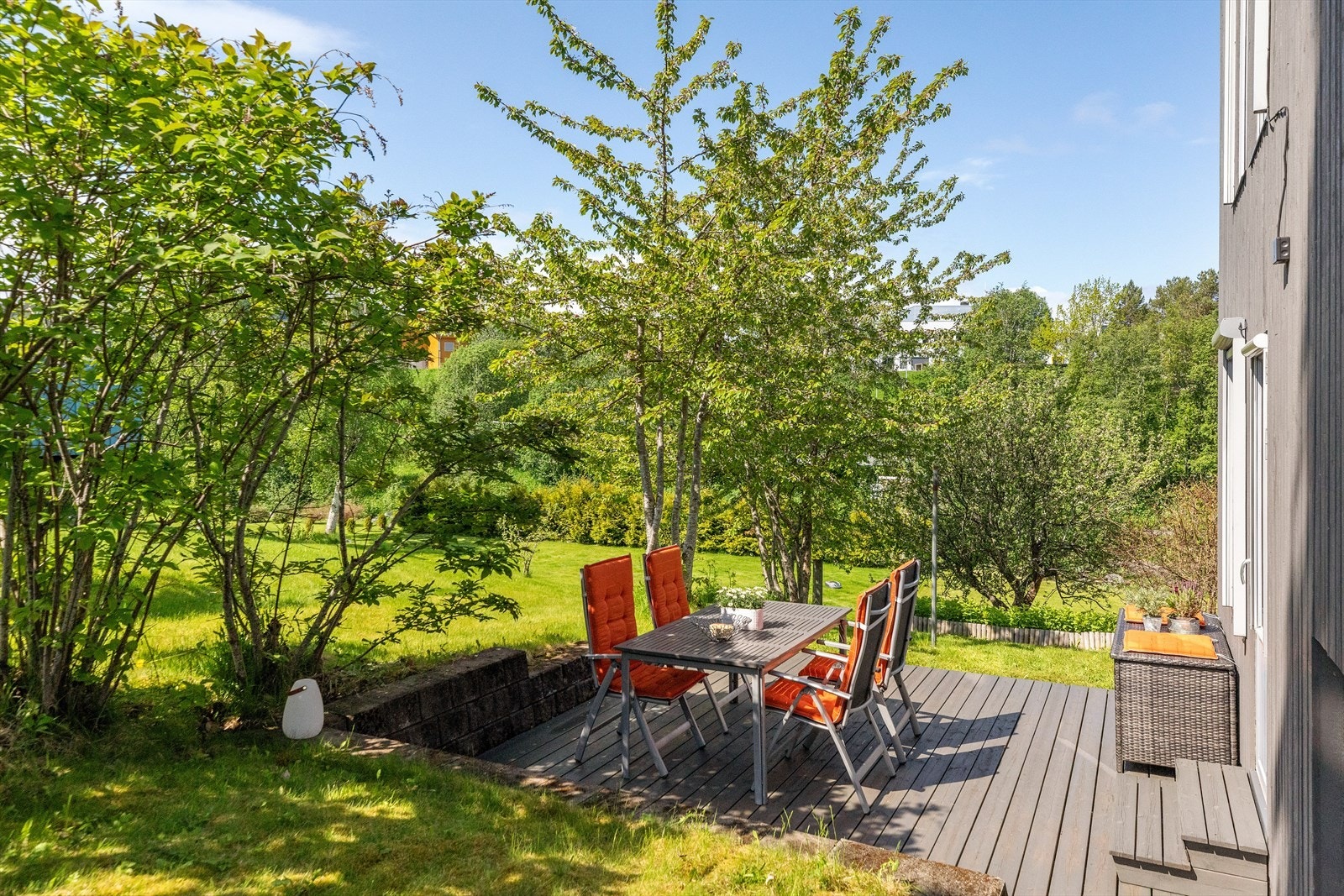 Terrassen er 15 m², og nyter en flott, sørvestvendt beliggenhet, skjermet av det frodige grøntarealet. Galleribilde
