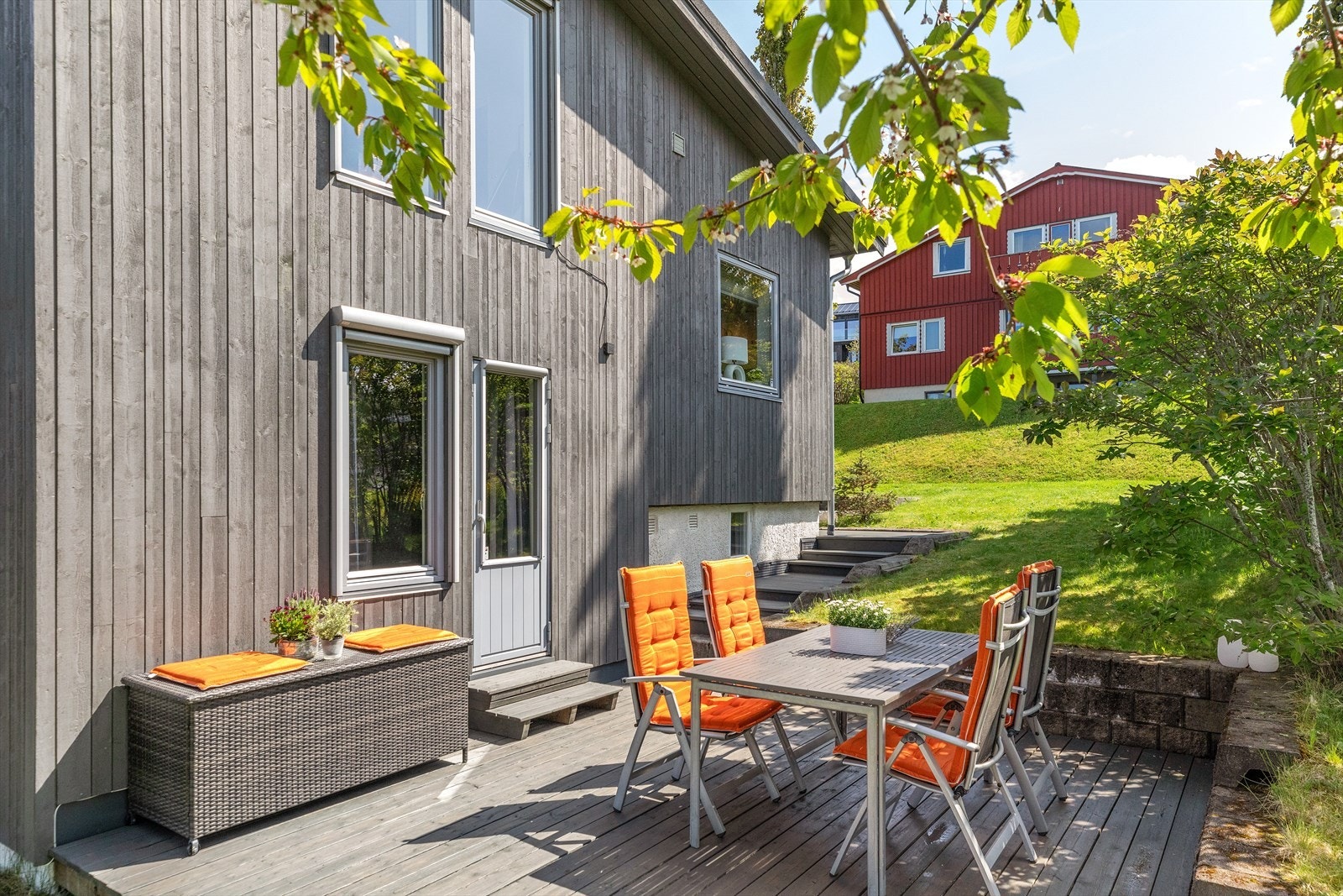 Fra soverommet er det direkte utgang til egen solrik terrasse. Galleribilde