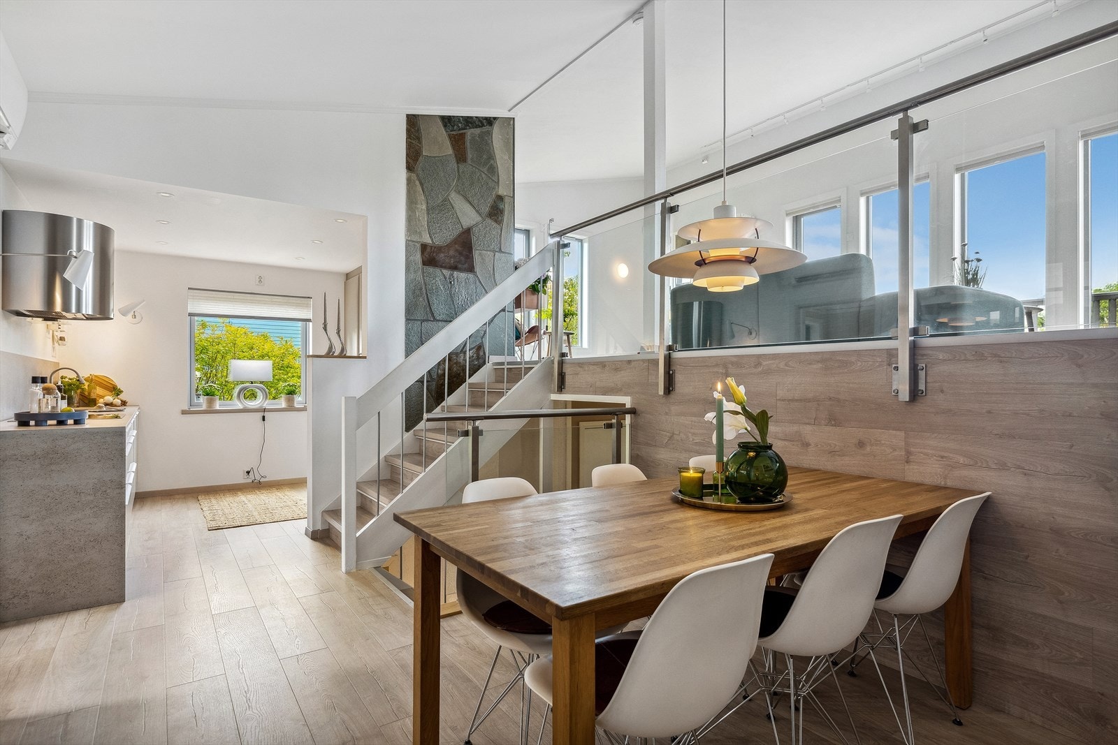 Her er det godt med plass til spisebord, i direkte tilknytning til kjøkkenet. Legg merke til den åpne løsningen mellom etasjene, som gir godt med naturlig lys fra stuen. Galleribilde