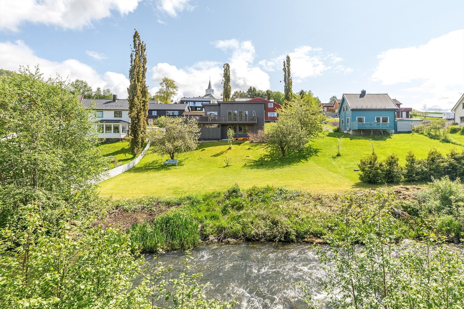 Fra boligen er det kort gangavstand til Buvik barneskole, hvor det også er idrettshall og flere fotballbaner. Galleribilde