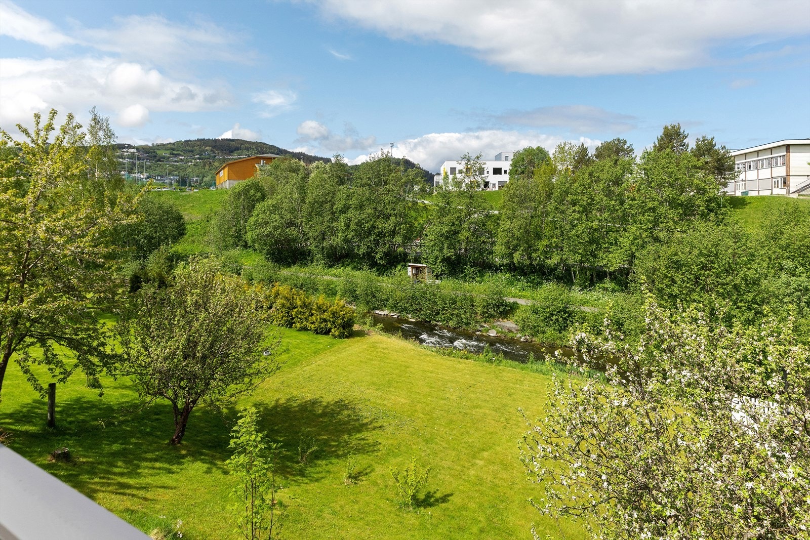 Fra stuen har du fantastisk utsikt mot egen hage og lakseelva Vigda. Beliggenheten oppleves som godt skjermet, uten støy og innsyn. Galleribilde