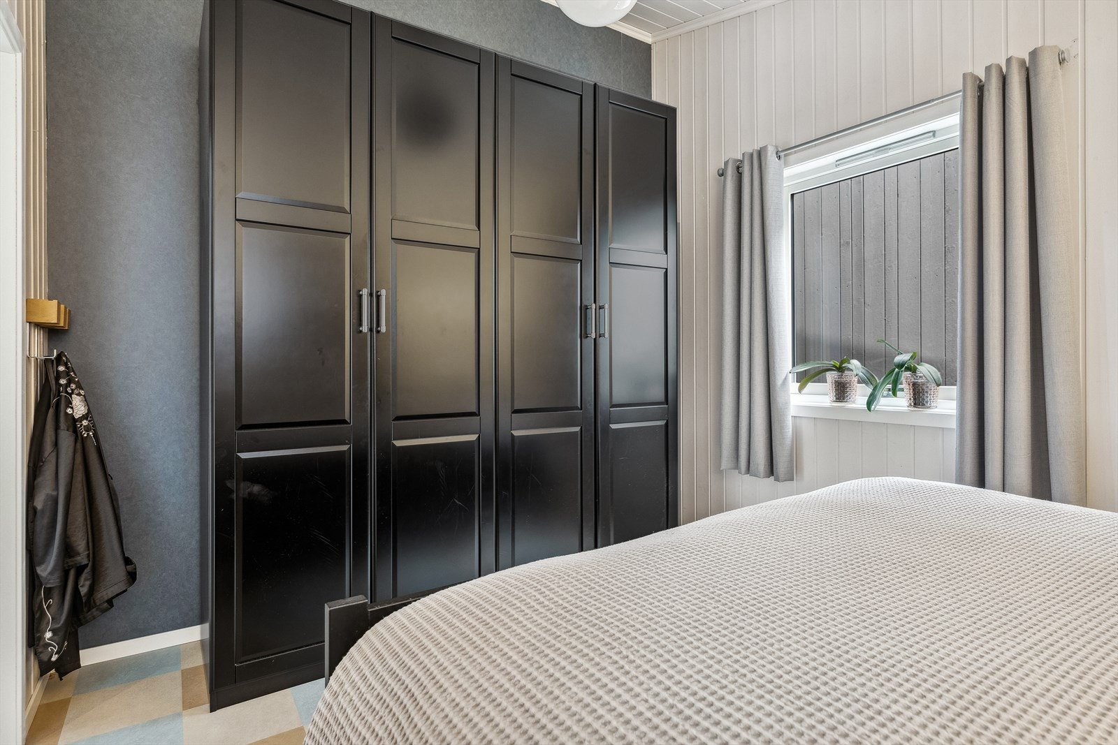 Rommet vender ut mot garasjen, som skjermer for innsyn. Den gode romløsningen og takhøyden gir godt med plass til garderobeløsning. Galleribilde