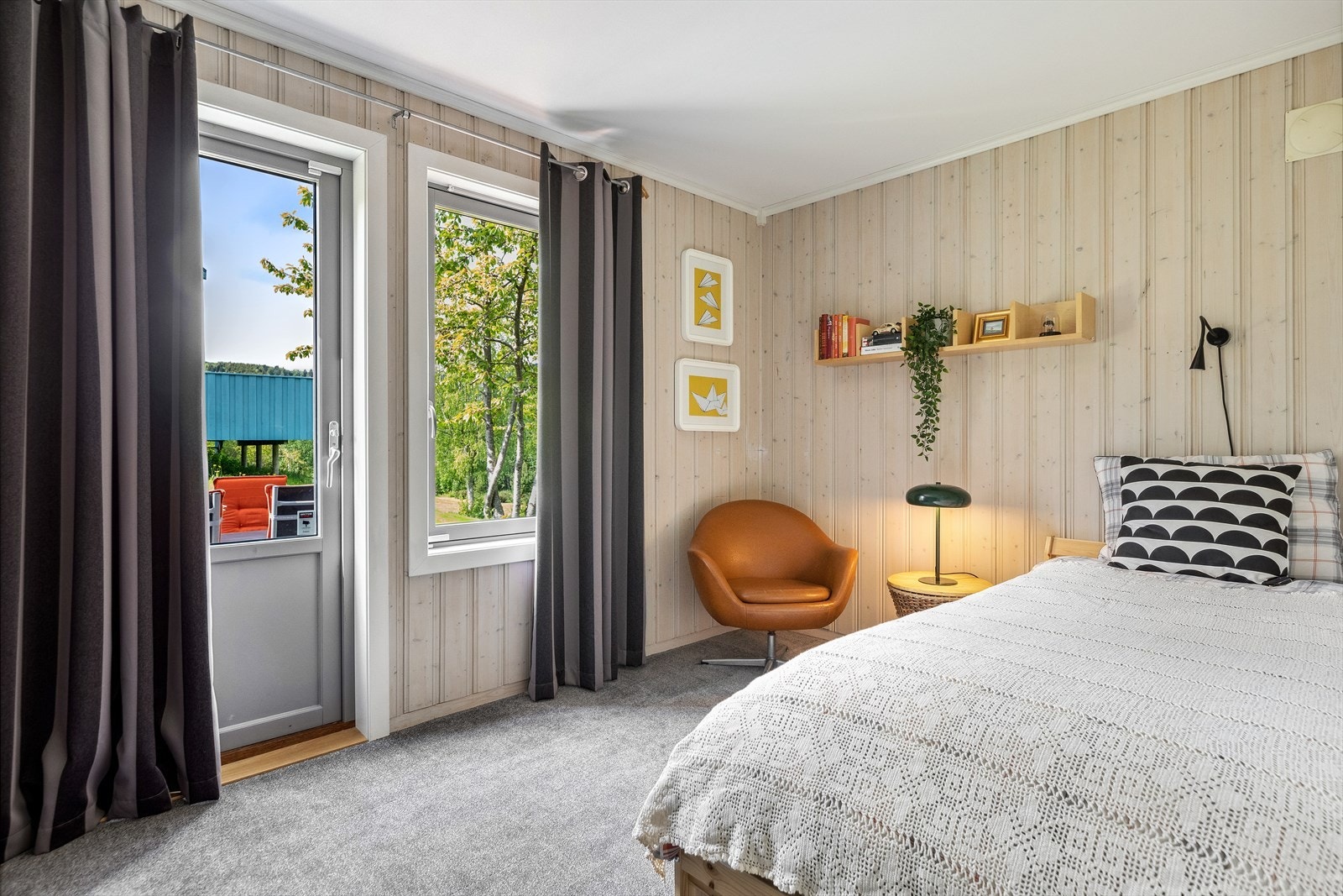 Fra gangen har du adkomst til soverom nummer to, som måler seg til 10 m², med direkte utgang til egen terrasse. Galleribilde