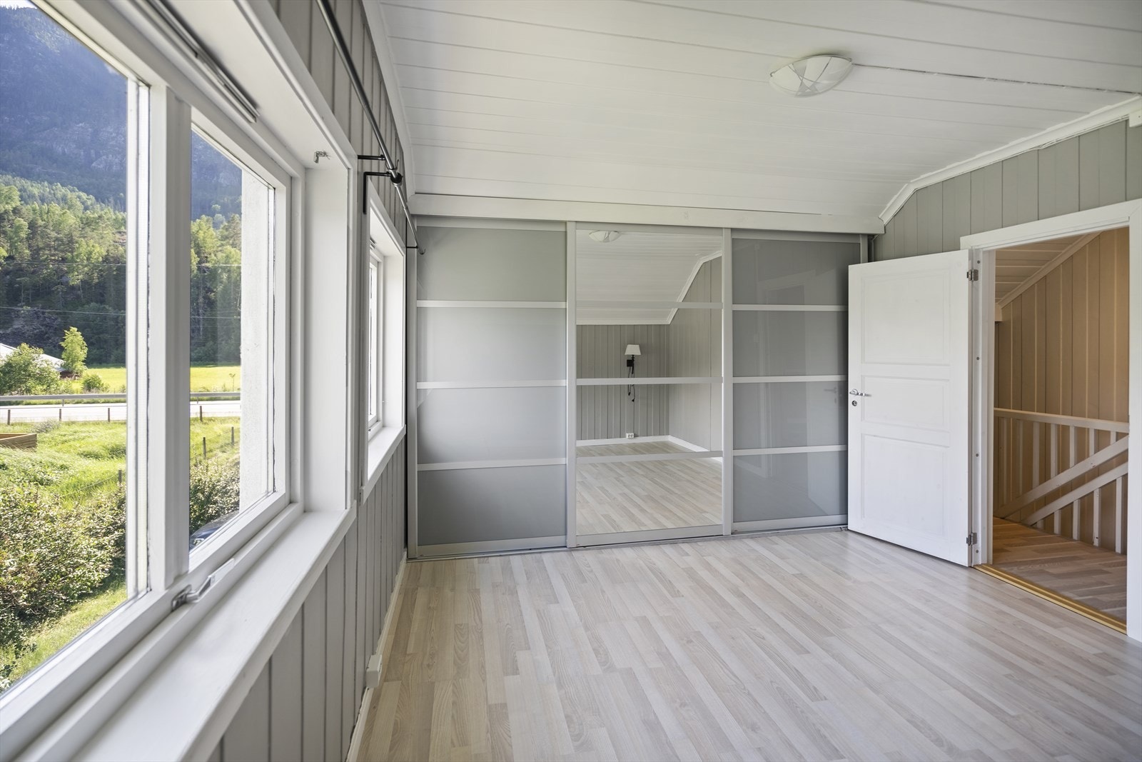 Hovedsoverommet har en skyvedørsgarderobe med Elfa garderobeløsning. Galleribilde