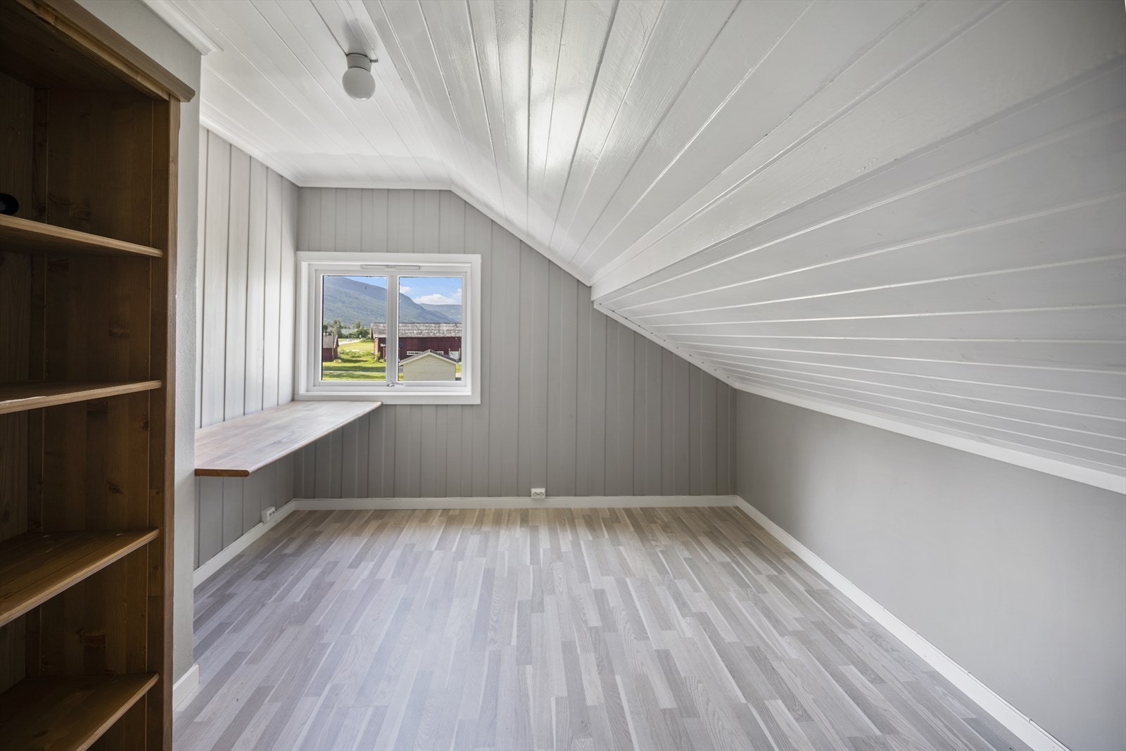 Soverom 2 har innebygd benk som kan brukes som skrivebord. Galleribilde