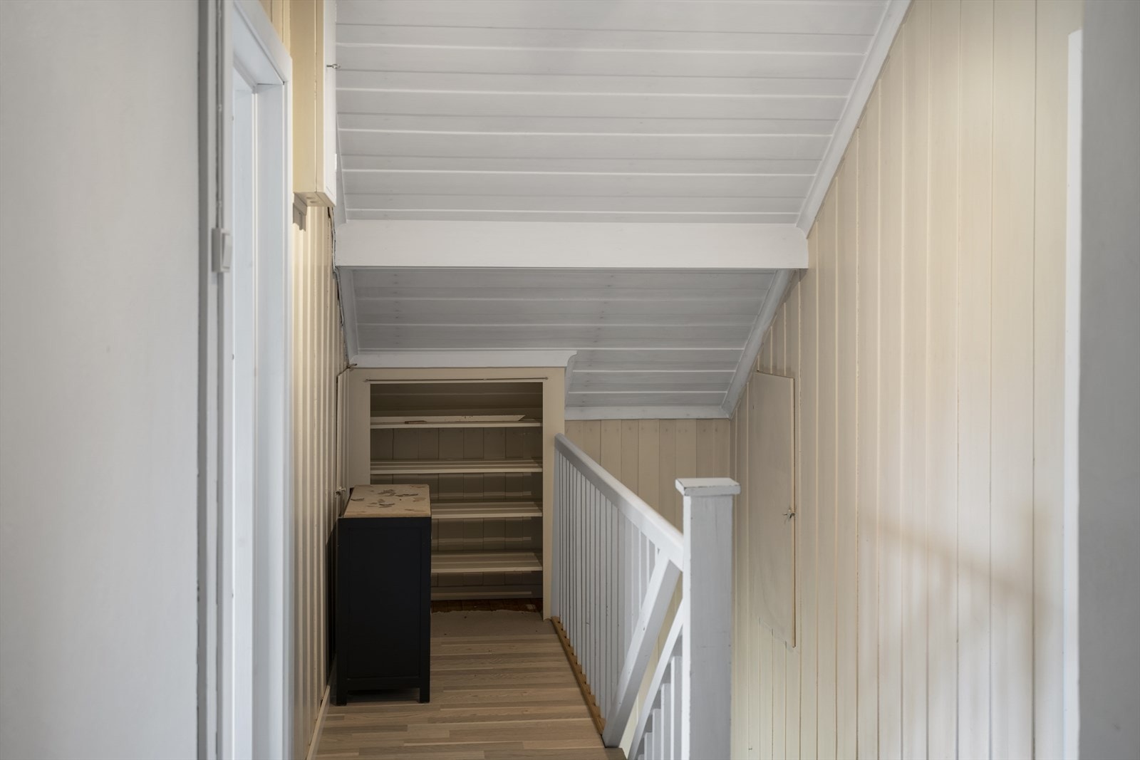 I gangen oppe er det lagringsmuligheter i kneloft og inspeksjonsmuligheter til kaldloft. Galleribilde