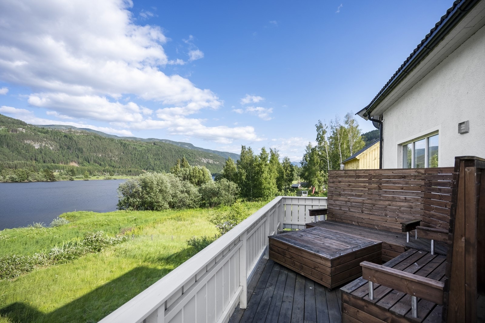 Eiendommen har egen strandlinje mot Hallingdalselva. Galleribilde