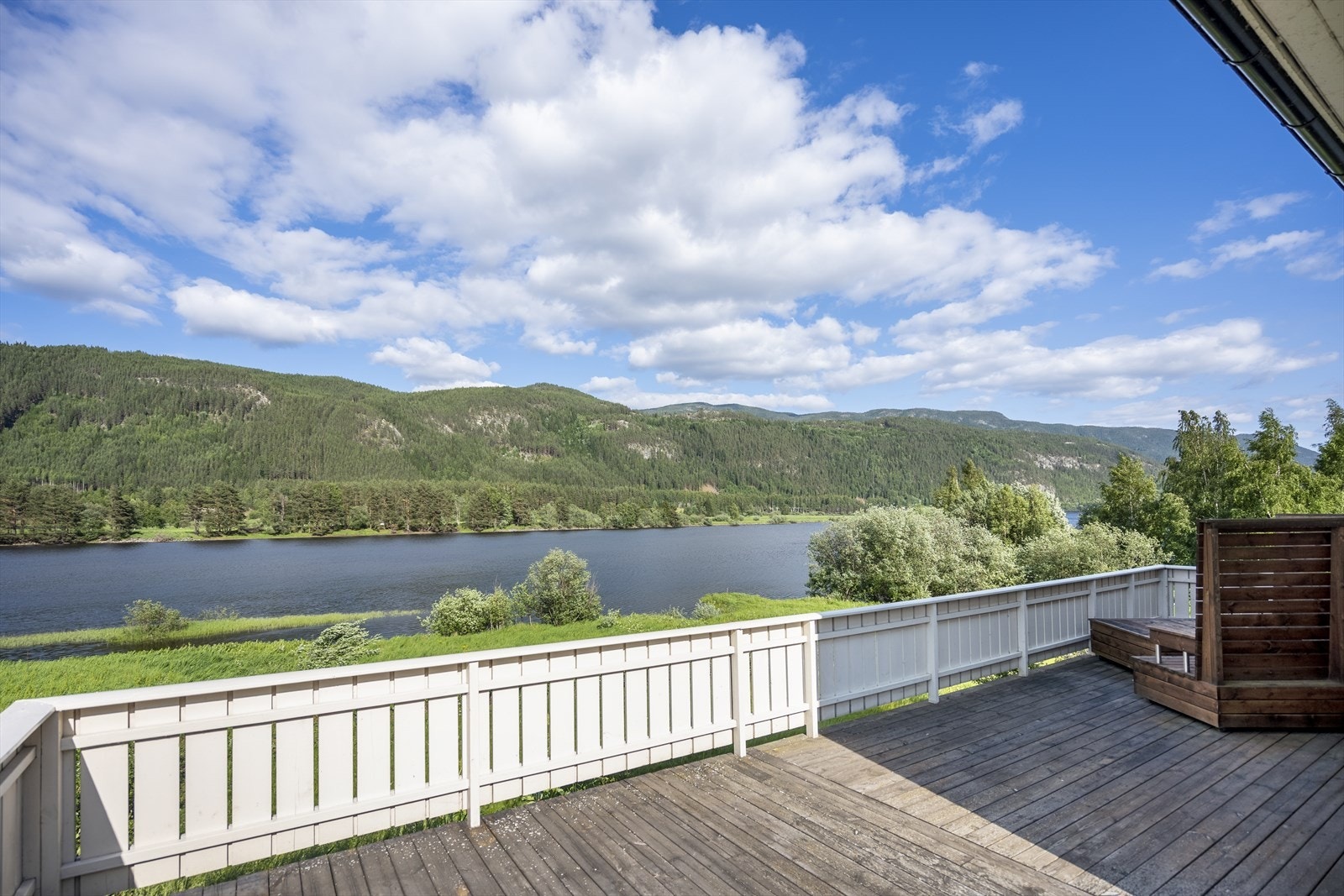 Utsikt mot Hallingdalselva. Galleribilde