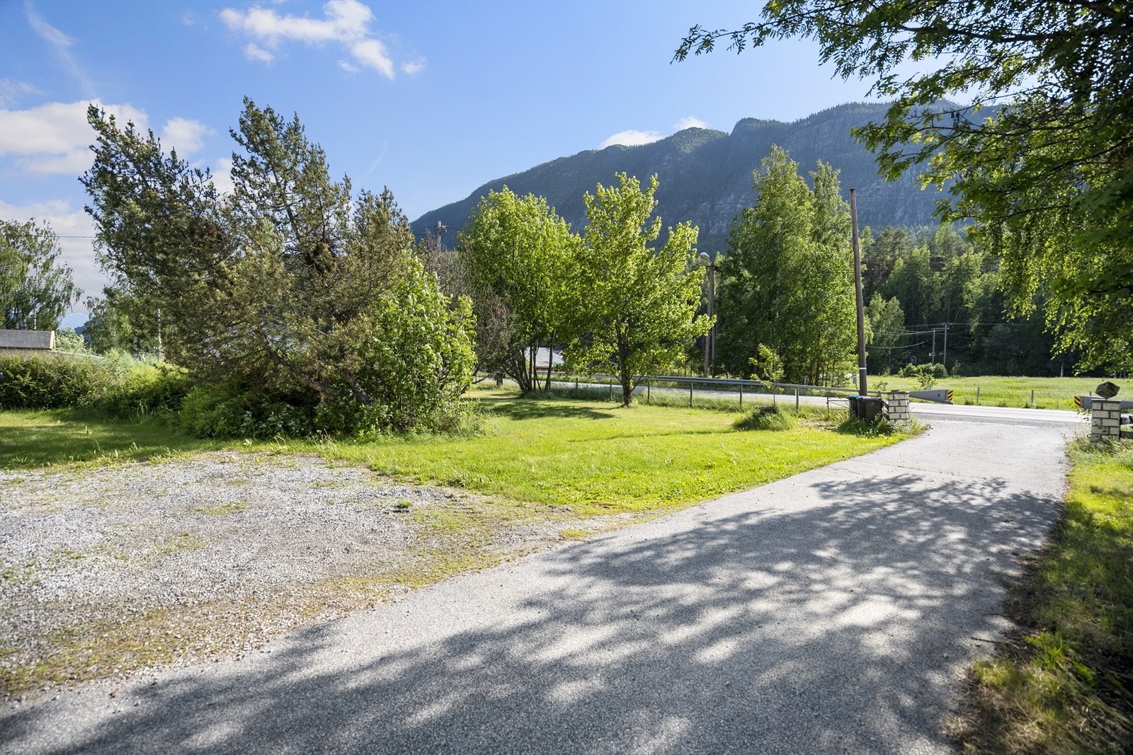 Det er god plass til parkering for flere biler på egen tomt. Galleribilde