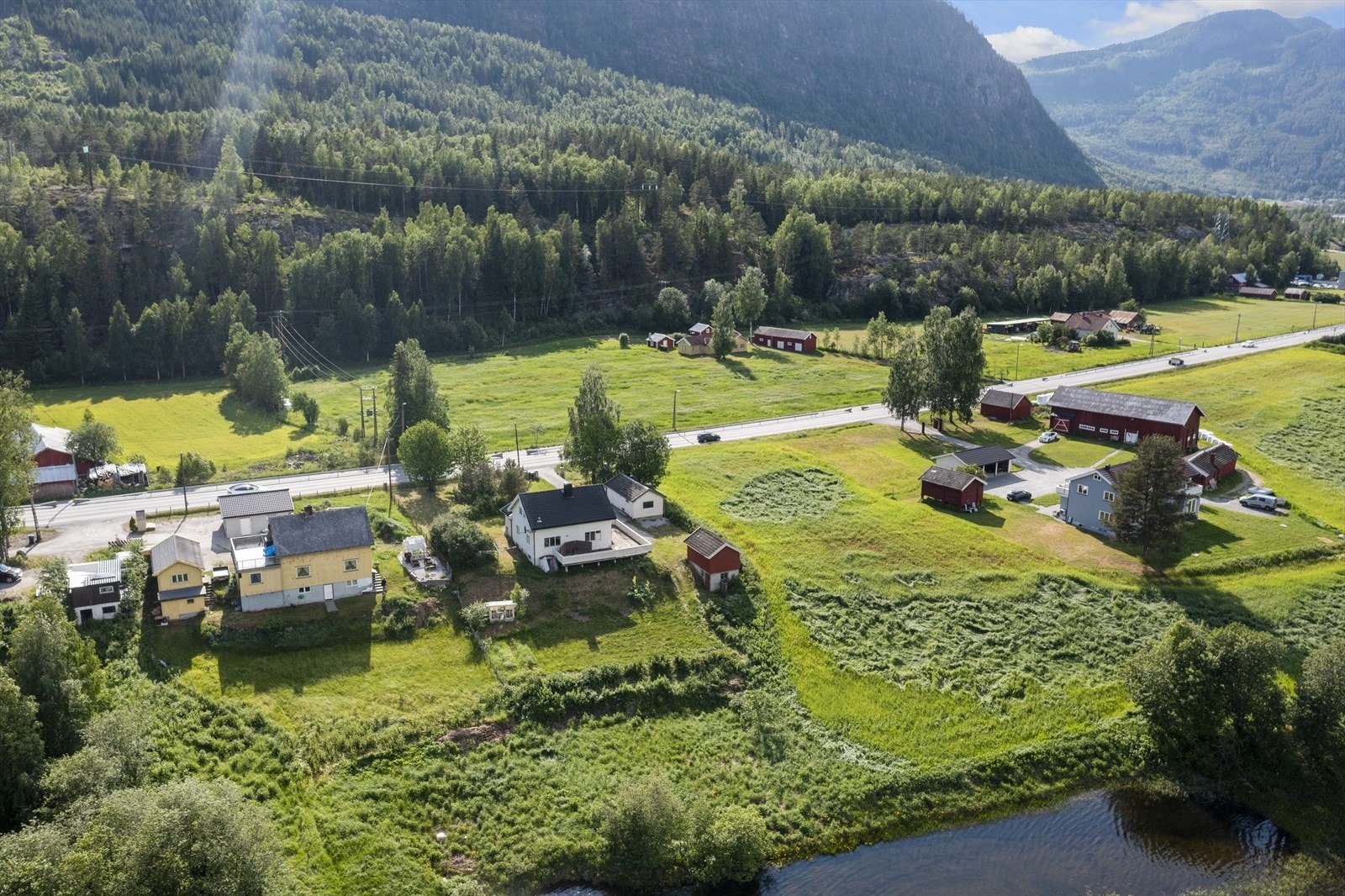Eiendommen har adkomst fra Rv7. Galleribilde
