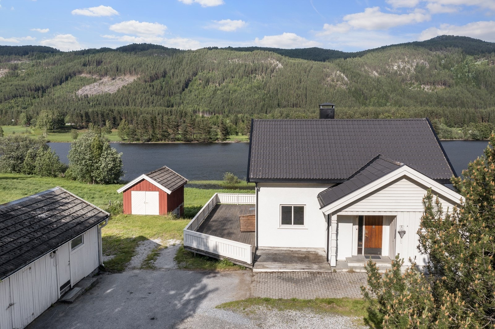 Tomten er på ca. 2209,4 m² og består av enebolig, garasje og uthus. Galleribilde