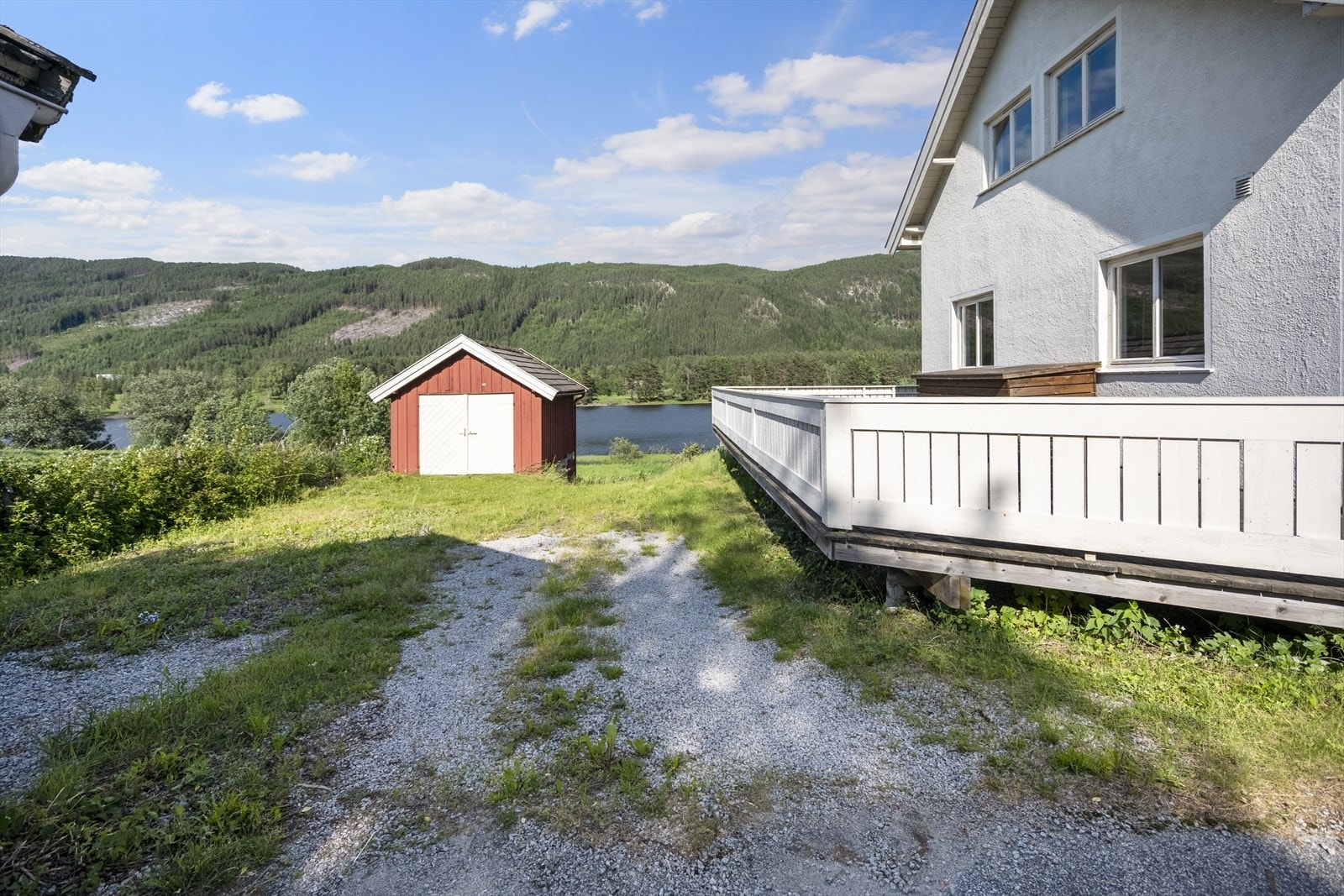 Parkering for en bil i garasje. Galleribilde