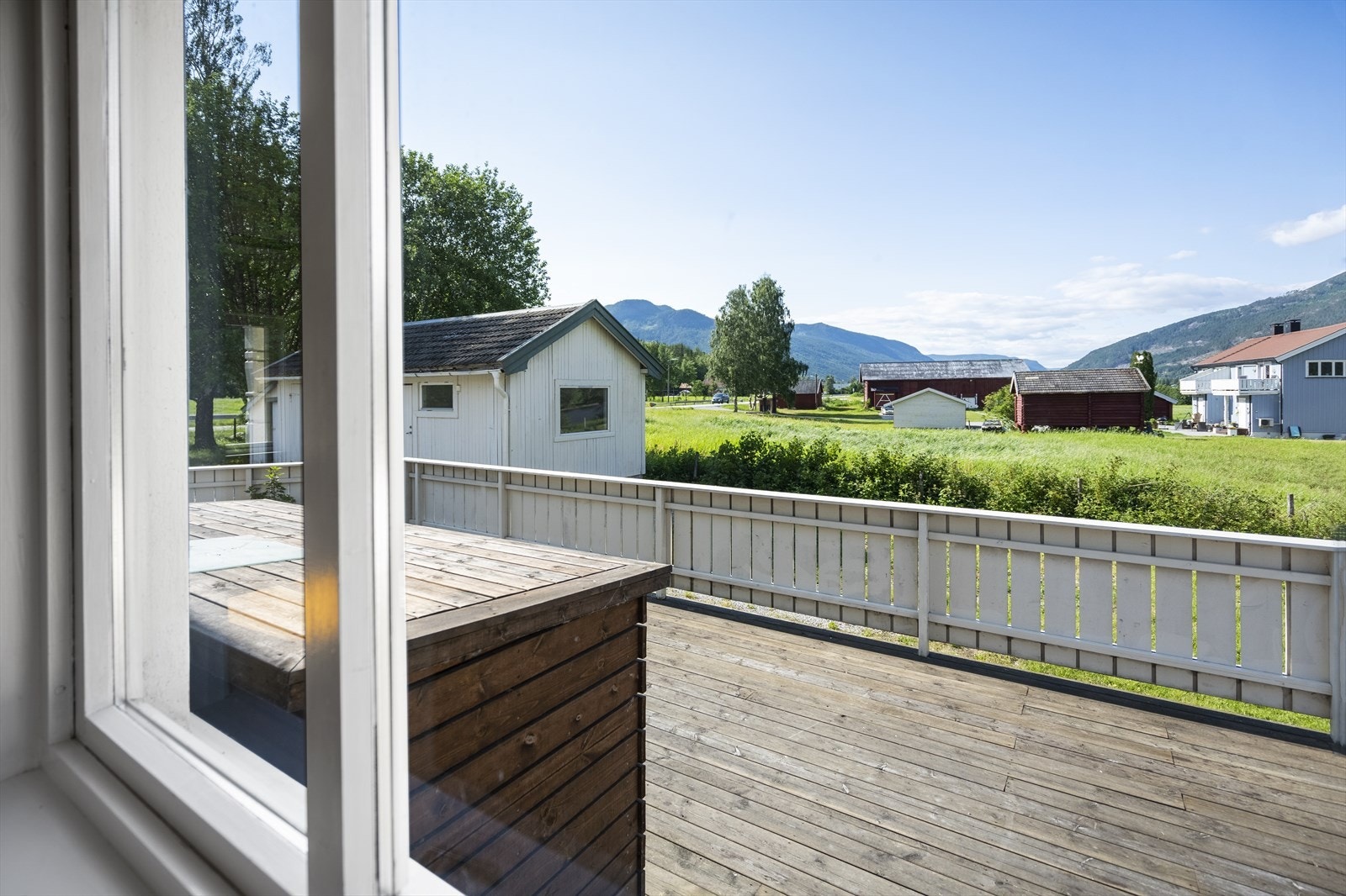 Solrik og romslig terrasse. God plass til utemøbler hvor man kan nyte solen. Galleribilde