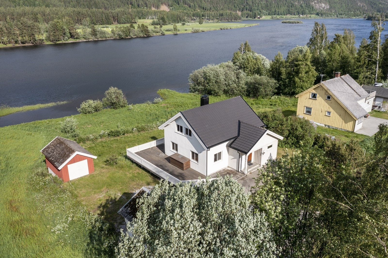 Eiendommen ligger i naturlige og grønne omgivelser, i umiddelbar nærhet til elva. Galleribilde