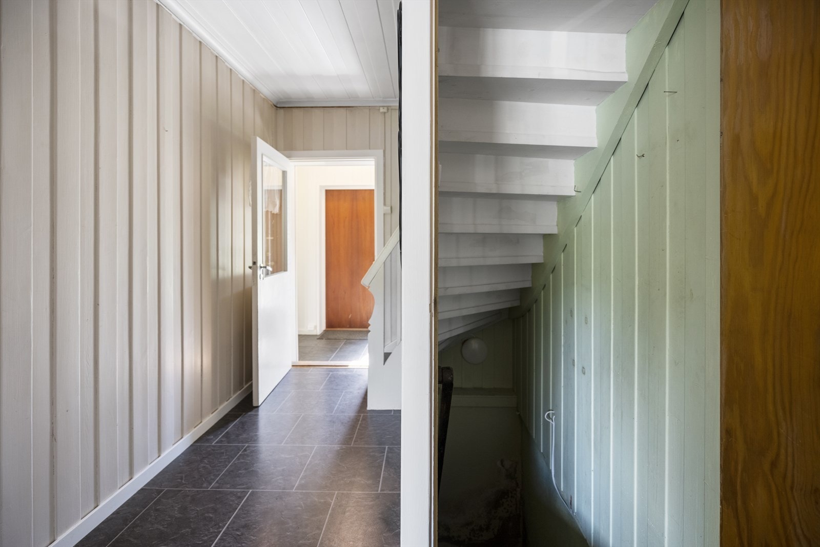 Kjelleren har adkomst via innvendig trapperom og utvendig inngang fra nedsiden av huset. Galleribilde