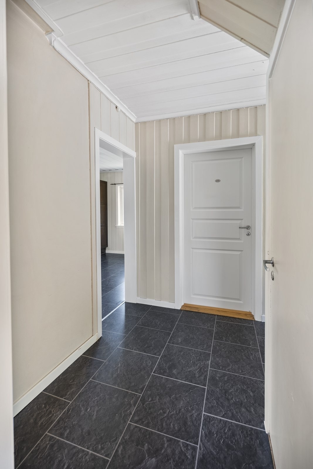 Mellomgang fra kjøkken som leder til badet. Galleribilde