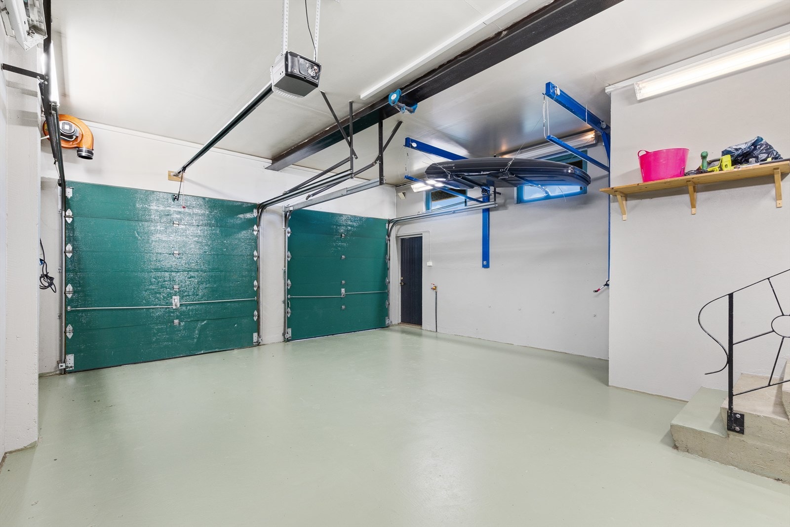 I bakkant av garasjen, er det to store lagringsrom. Galleribilde