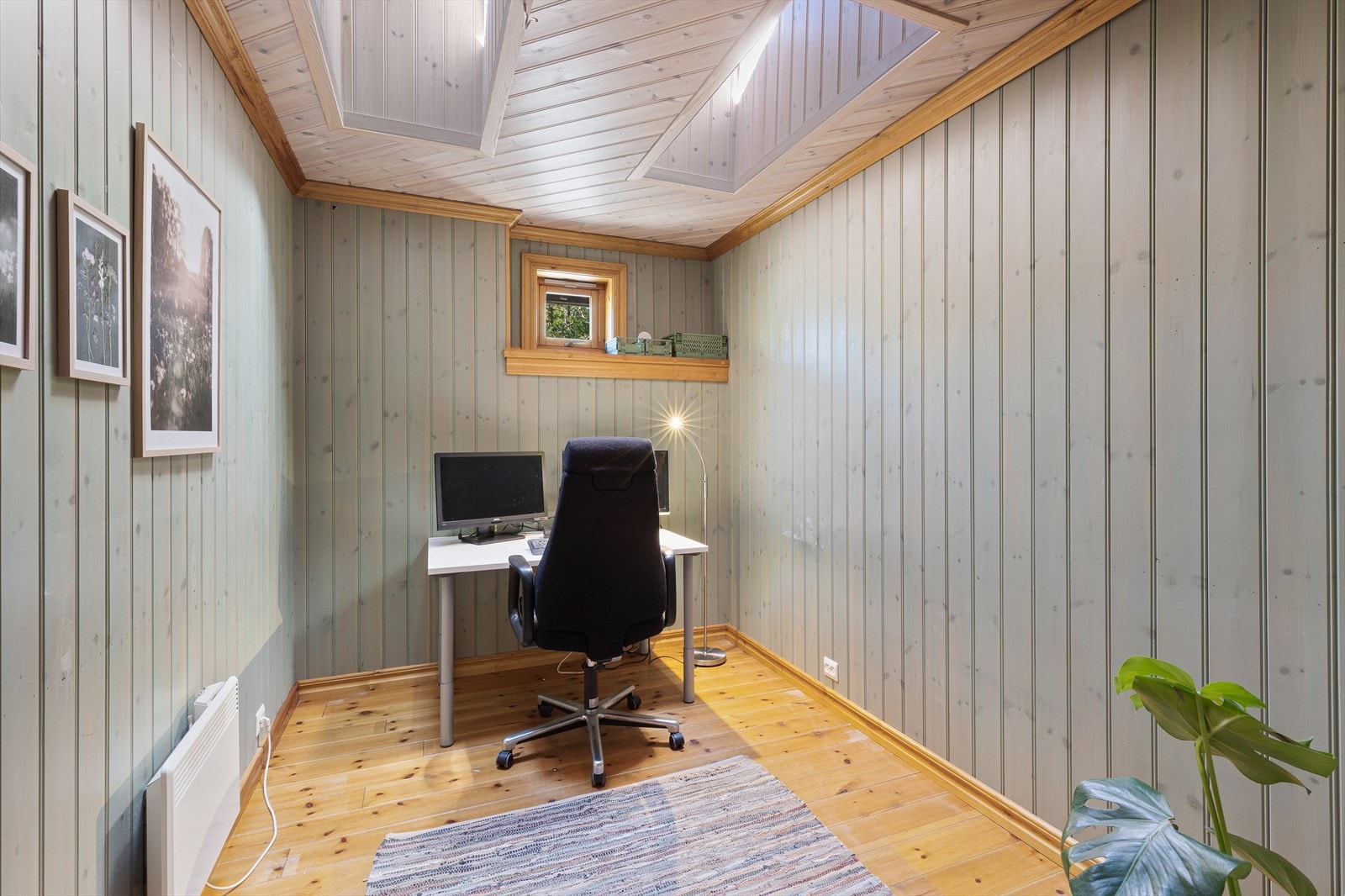 Ypperlig hjemmekontor med to takvinduer. Galleribilde