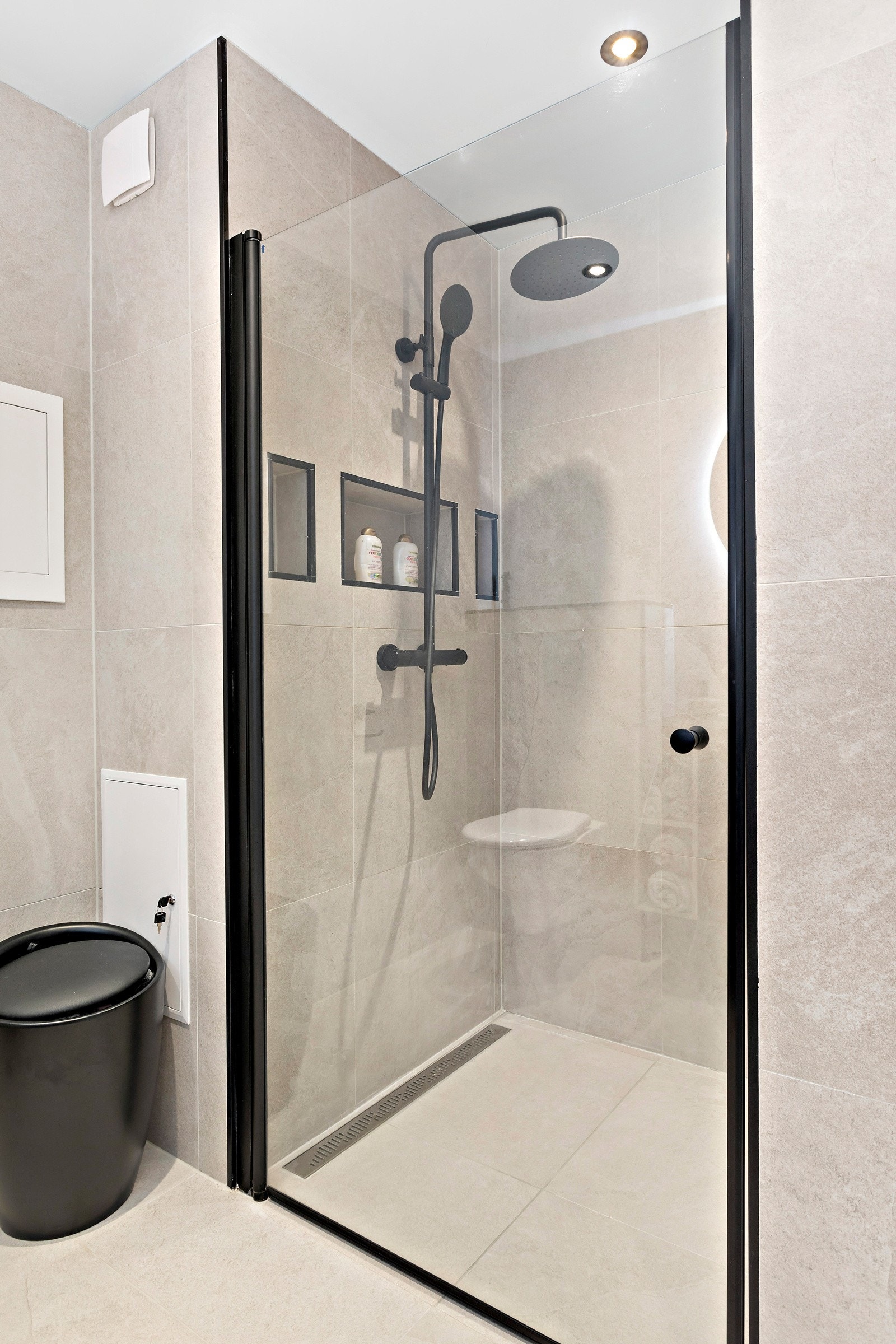 Badet er fra 2022 og har opplegg for vaskemaskin, vegghengt servant og toalett, og dusjsone med skyvedør i glass. Galleribilde