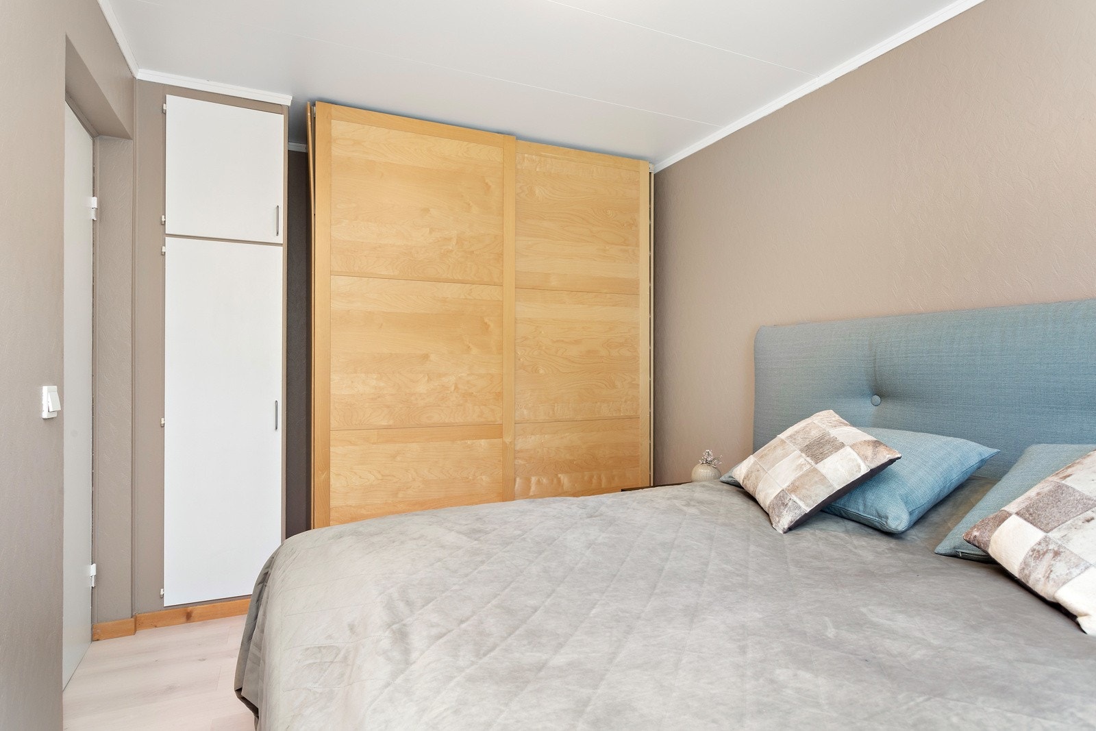 Gode oppbevaringsmuligheter i garderobeskap og plassbebygd skap. Galleribilde