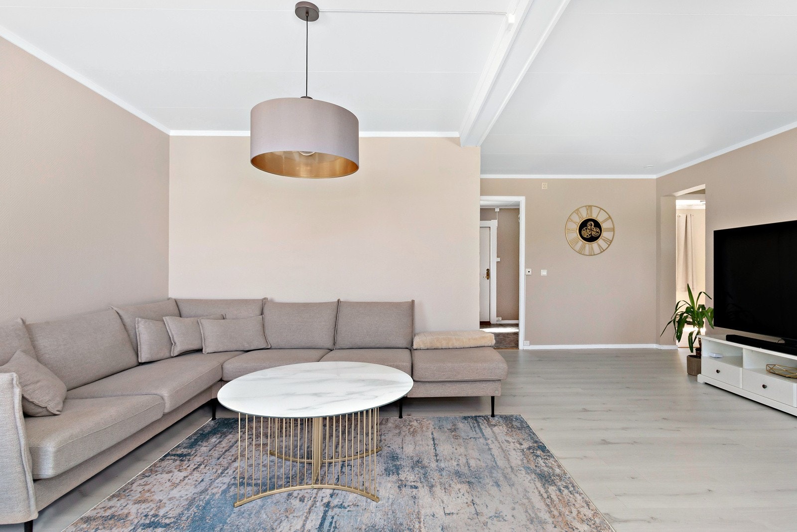 Stuen har store vindusflater som gir rikelig med naturliglys inn vinduene. Galleribilde