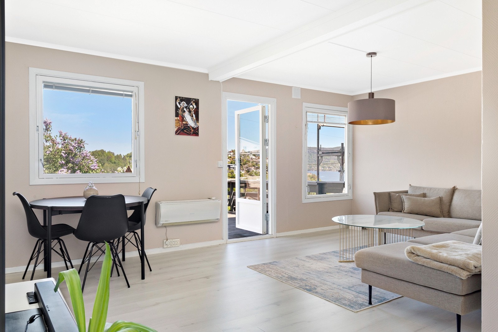 Lys og innbydende stue med utgang til balkong. Galleribilde