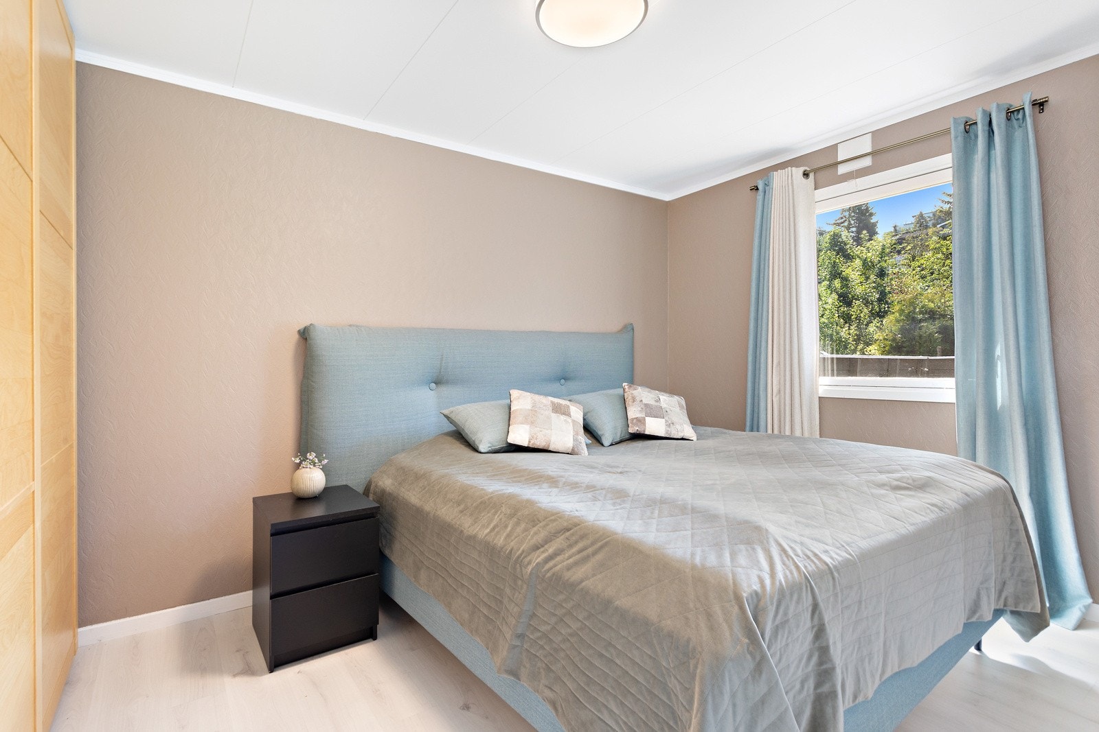 Hovedsoverommet er av god størrelse med plass til dobbeltseng, garderobeskap og tilhørende møblement. Galleribilde