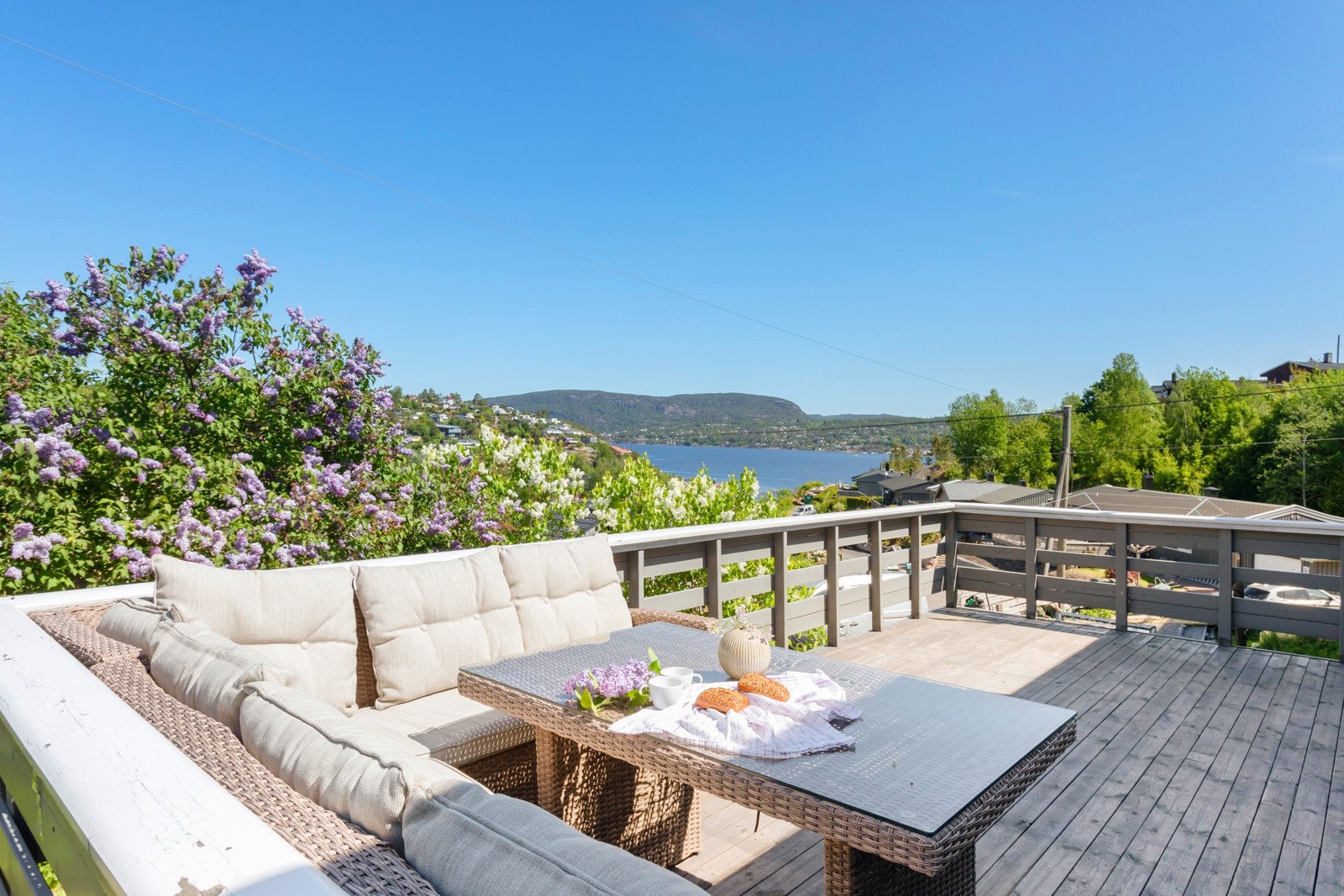 Balkongen er på ca. 24 kvm og har god plass til loungegrupper, grill og utemøblement. Galleribilde