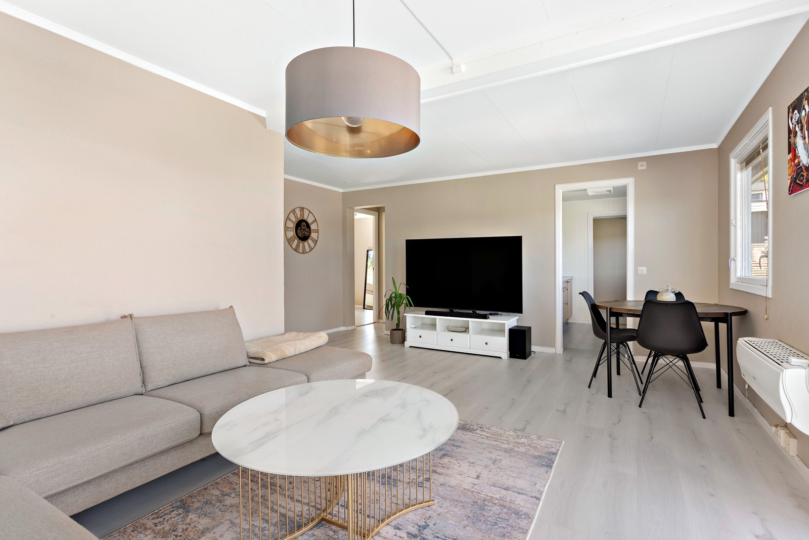 I stuen er det gode møbleringsmuligheter med plass til sofagruppe, spisesett og tilhørende møblement. Galleribilde