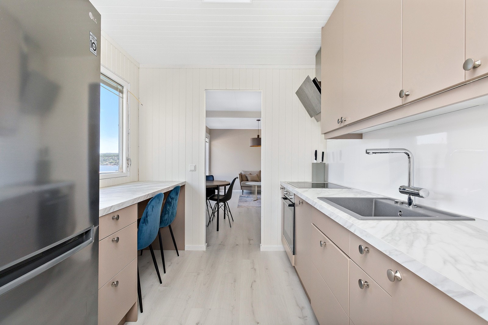 Ny kjøkkeninnredning (2022) med slette fronter og laminert benkeplate. Galleribilde