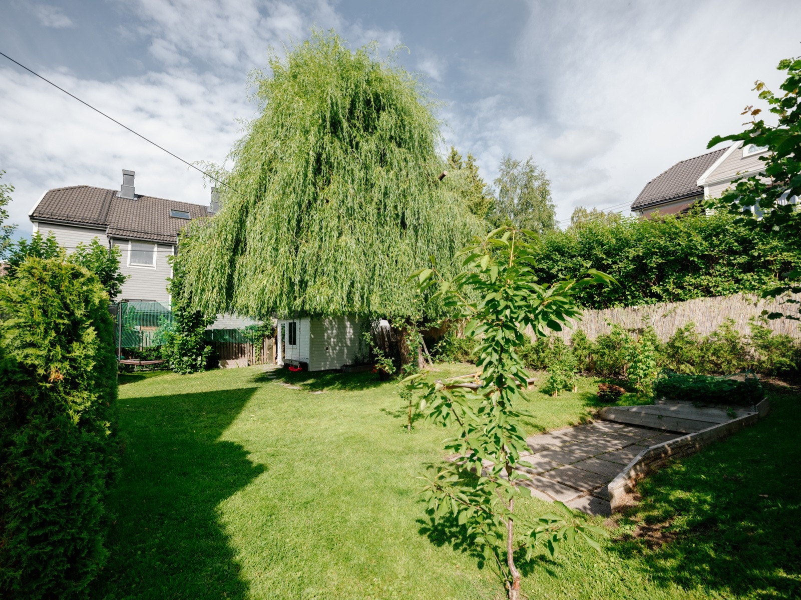 I hagen finner du bla. epletre, morelltre, plommetre, ripsbusker, bringebær og jordbær. Galleribilde