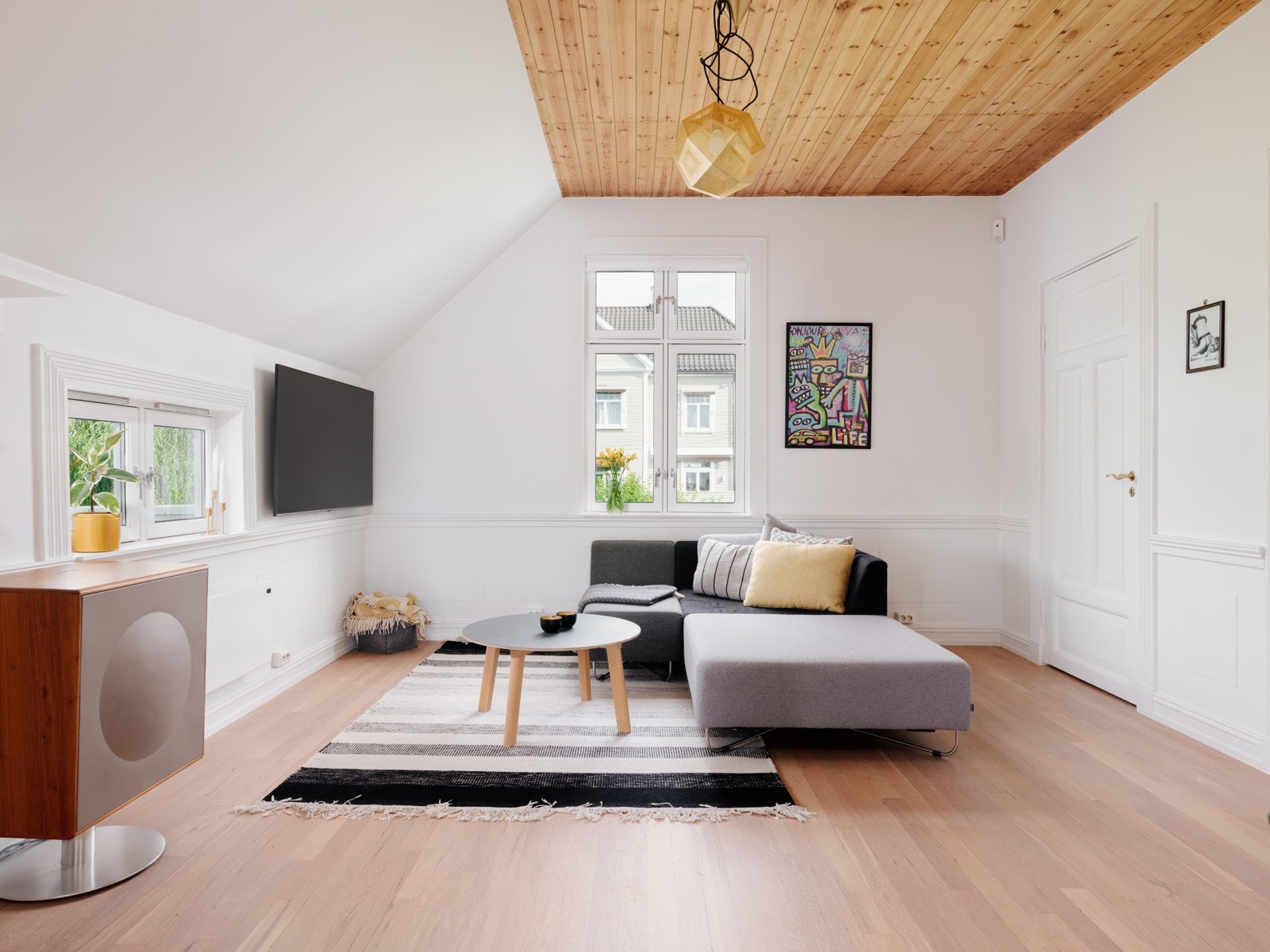 God standard med parkett på gulv (slipt og behandlet i 2021/22) og lyse overflater malt i 2021/22. Den originale trepanelen i himlingen er hentet frem og gir en god atmosfære. Galleribilde