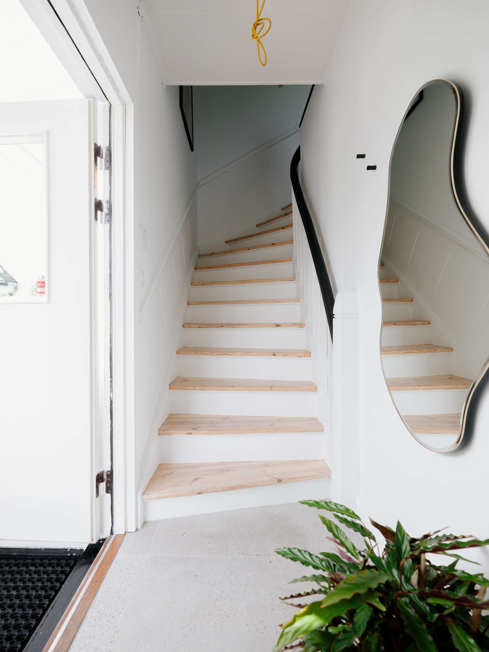Når du entrer boligen kommer du inn i en lys og praktisk entré med trapp opp til hovedetasjen. Trappen er original og trappetrinnene er nyslipt. Galleribilde