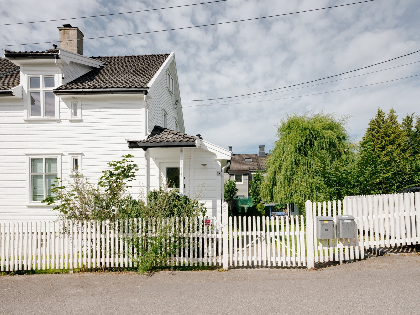 Boligen har tilhørende parkeringsplass med elbil-lader og fra gaten har du port inn til privat og inngjerdet hage med eget inngangsparti. Galleribilde