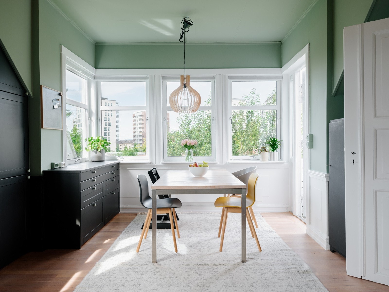 Kjøkkenet har store og klassiske vindusflater mot to ulike himmelretninger som sørger for et fantastisk flott lysinnslipp. Det er montert plisségardiner i alle rom i 2. etasje. Galleribilde