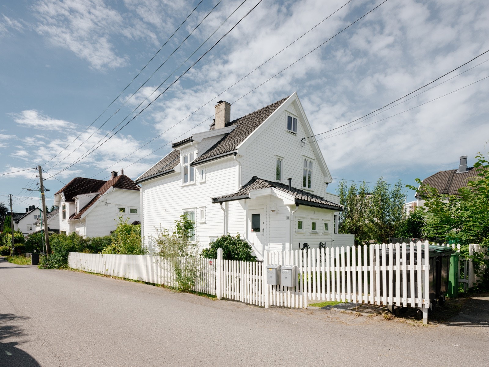 Fin, usjenert og samtidig svært sentral beliggenhet på Grefsen/Disen, med nærhet til skoler , barnehager, offentlig transport, shopping og et rikt utvalg av fasiliteter. Turmuligheter med gangavstand til Grefsenkollen, Lillomarka, Nordmarka og Akerselva. Galleribilde