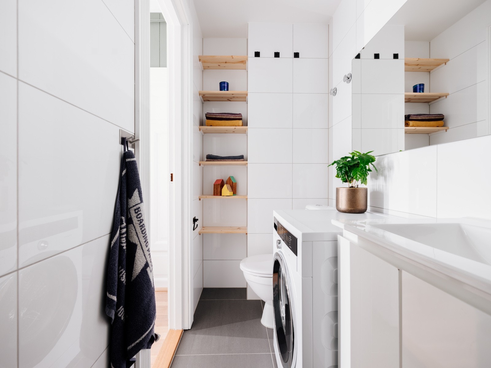 Praktiske hyller i nisje gir ekstra oppbevaringsplass. Galleribilde