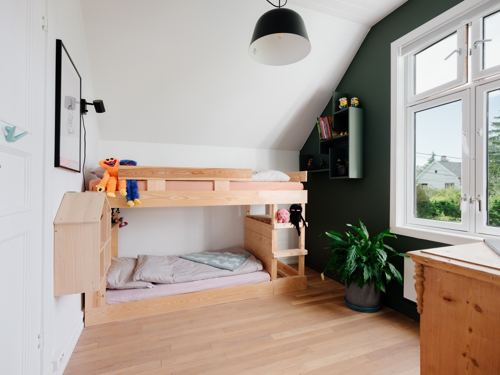 På soverommene har du plass til seng, kontorpult og garderobeløsninger etter eget ønske og behov. Galleribilde