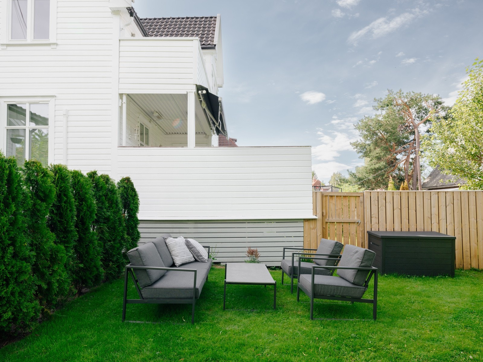 Hagen som denne seksjonene disponerer er en frodig og pent opparbeidet hage med plen, hekk og diverse beplantning. Hele fasaden er nymalt i 2022. Galleribilde